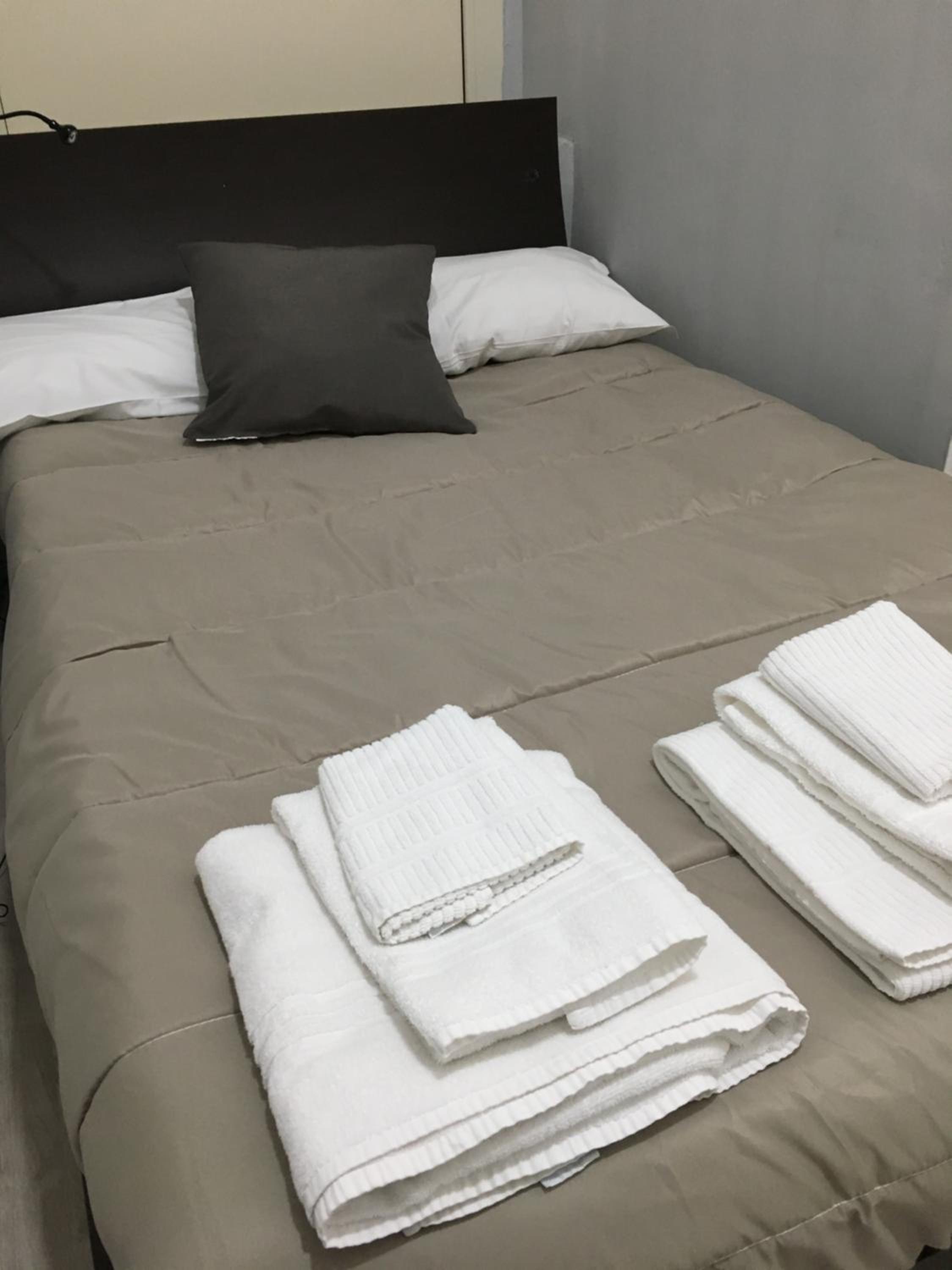Double Room with Private External Bathroom - Photo 3