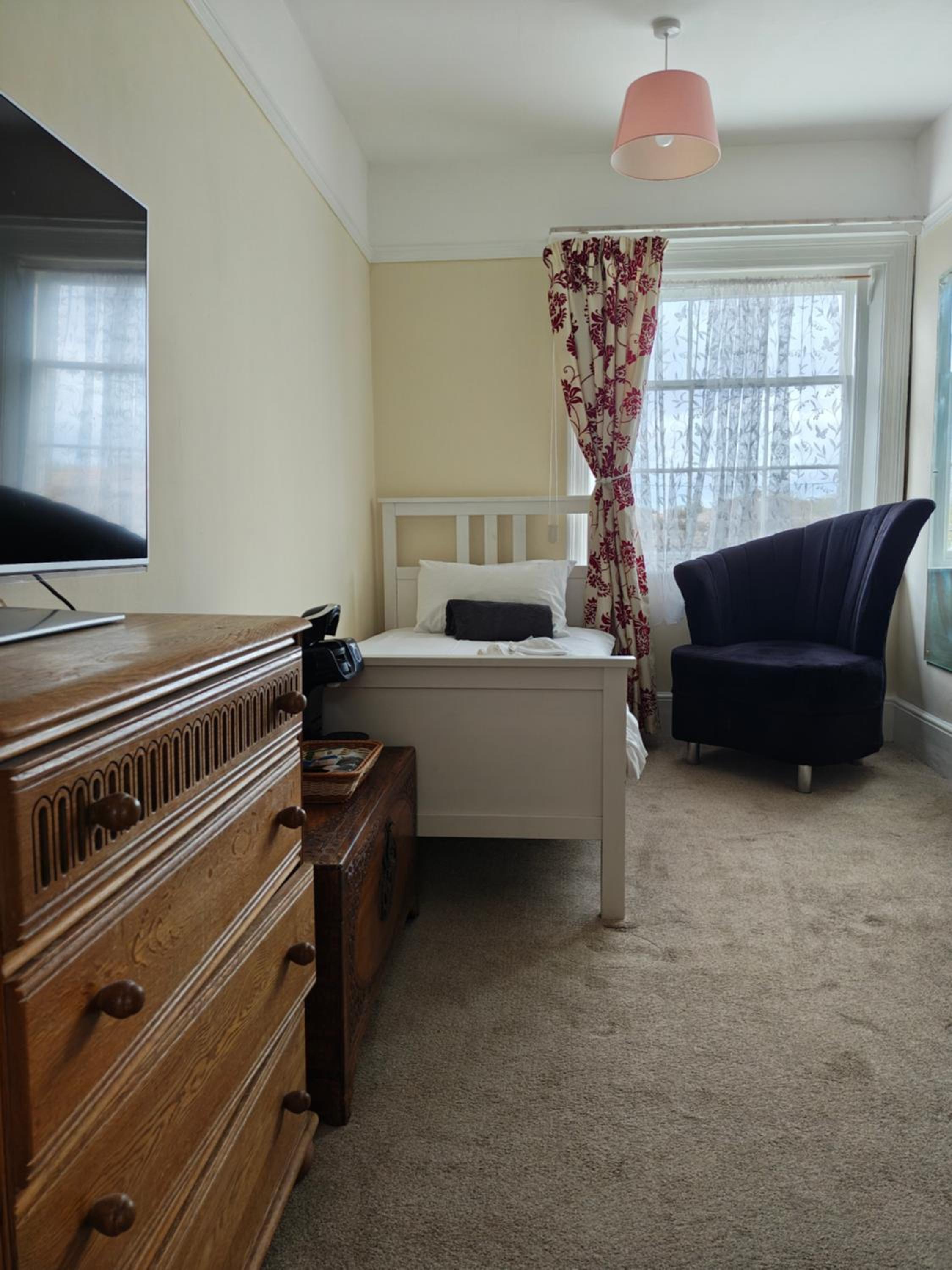 Single Room with Shared Toilet