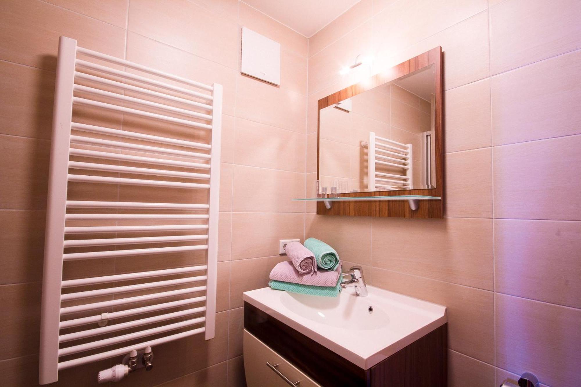Deluxe Double Room with Shower - Photo 8