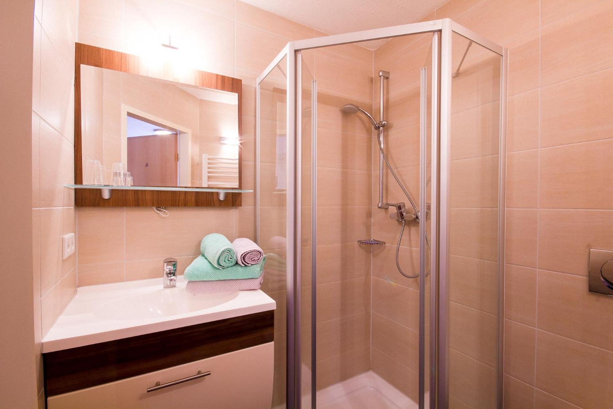 Deluxe Double Room with Shower - Photo 7