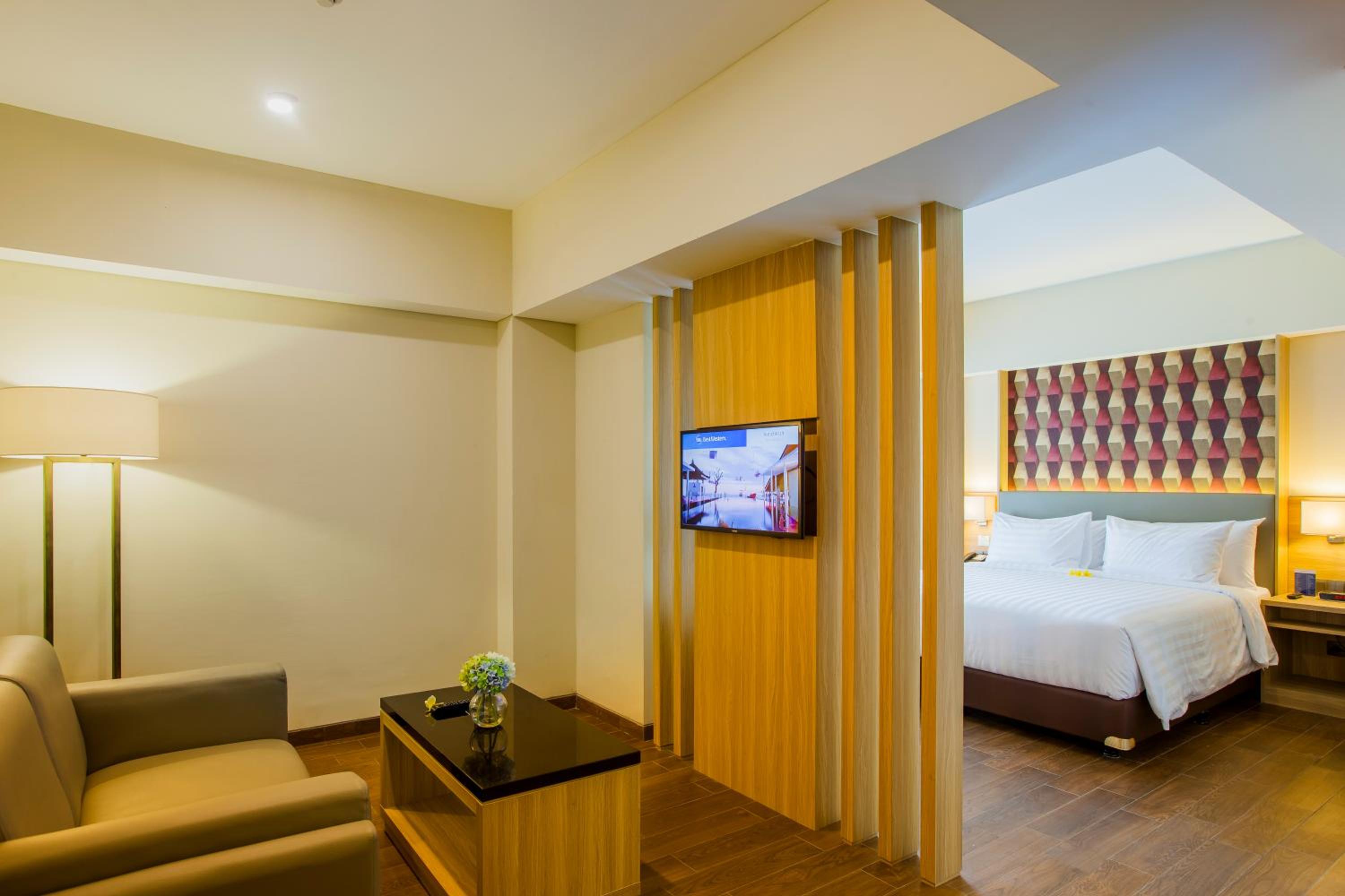 Executive King Suite with Balcony - Non-Smoking photo 3
