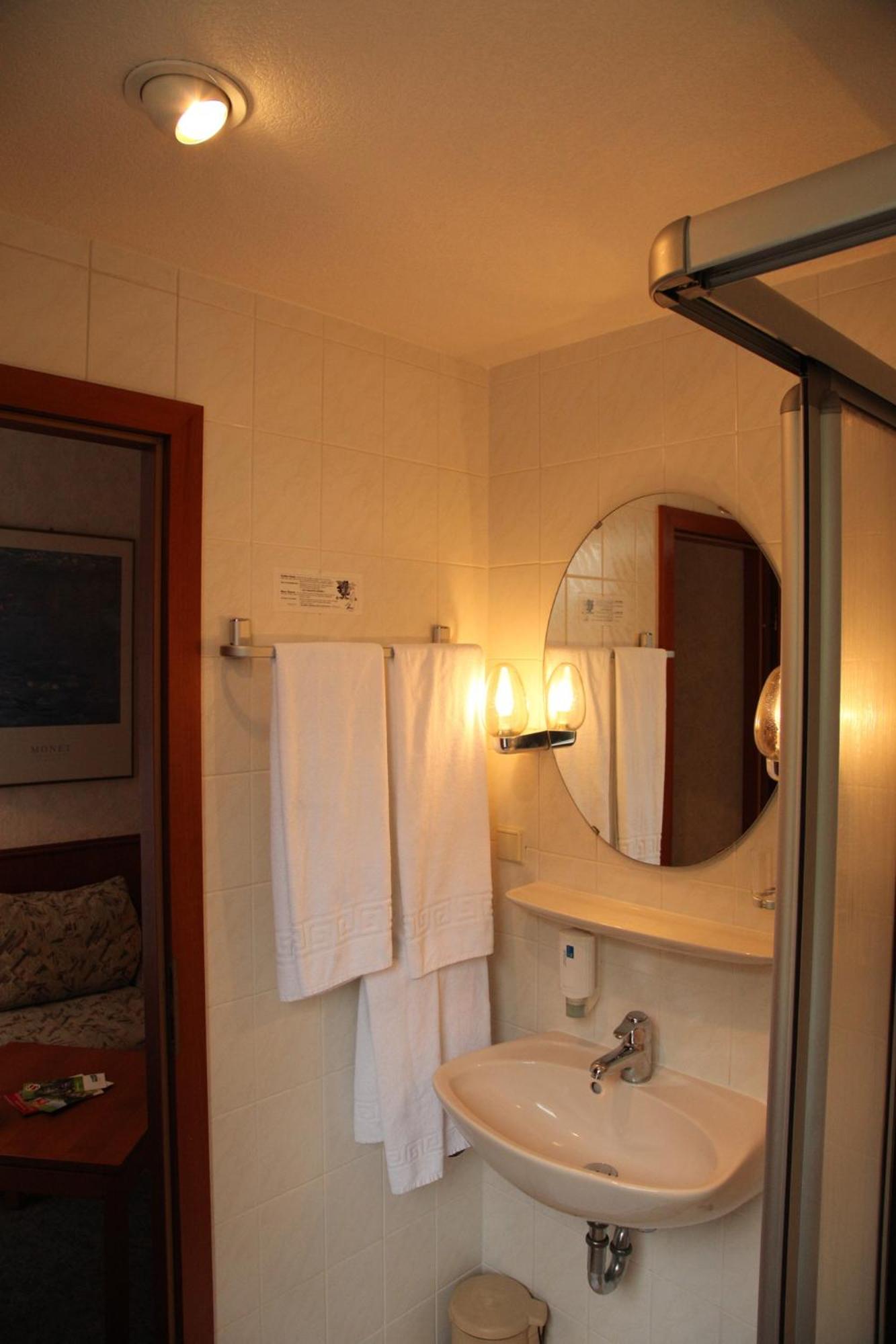 Double or Twin Room - Photo 6
