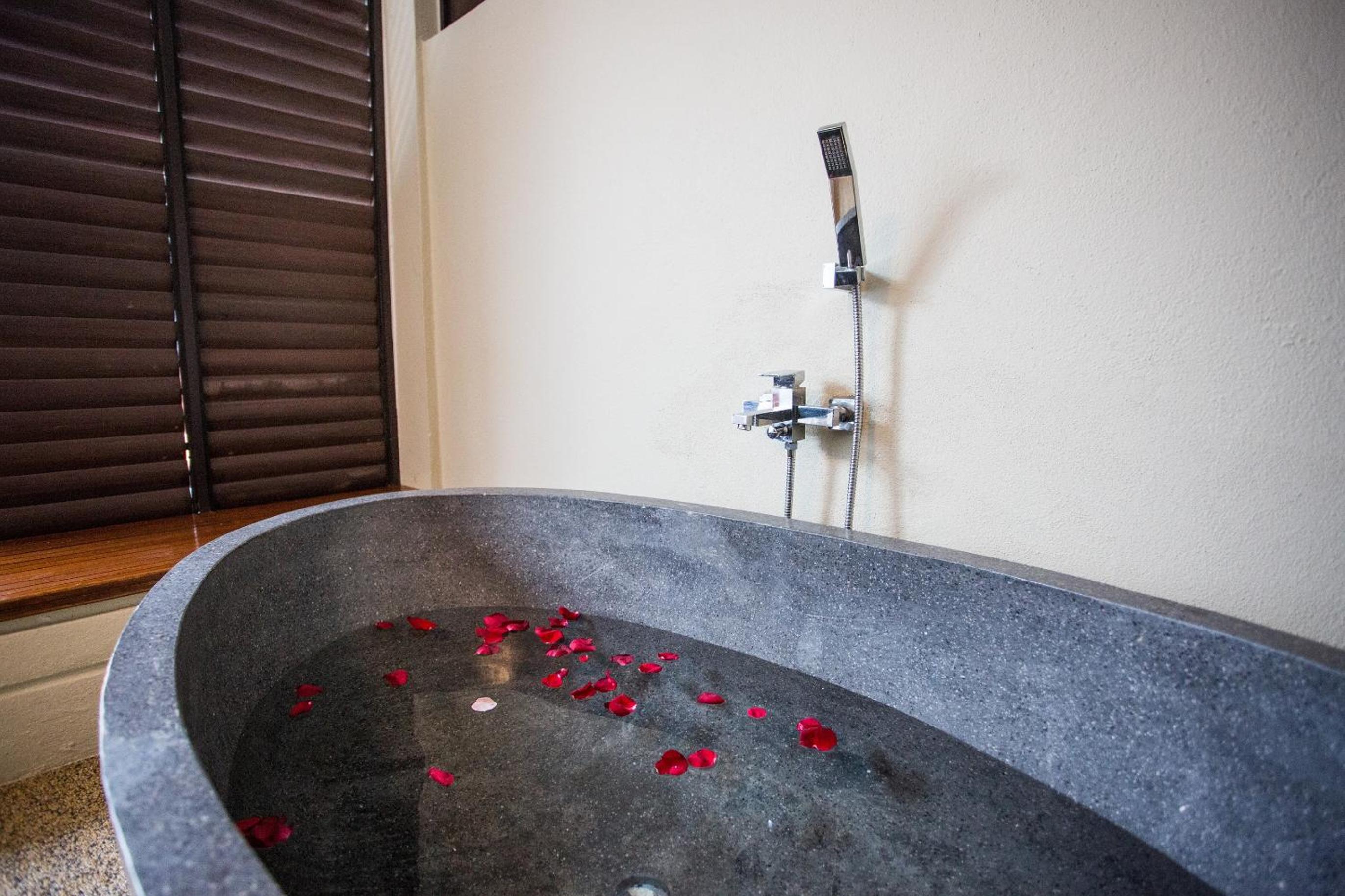Romantic Deluxe with Private Pool - Photo 6