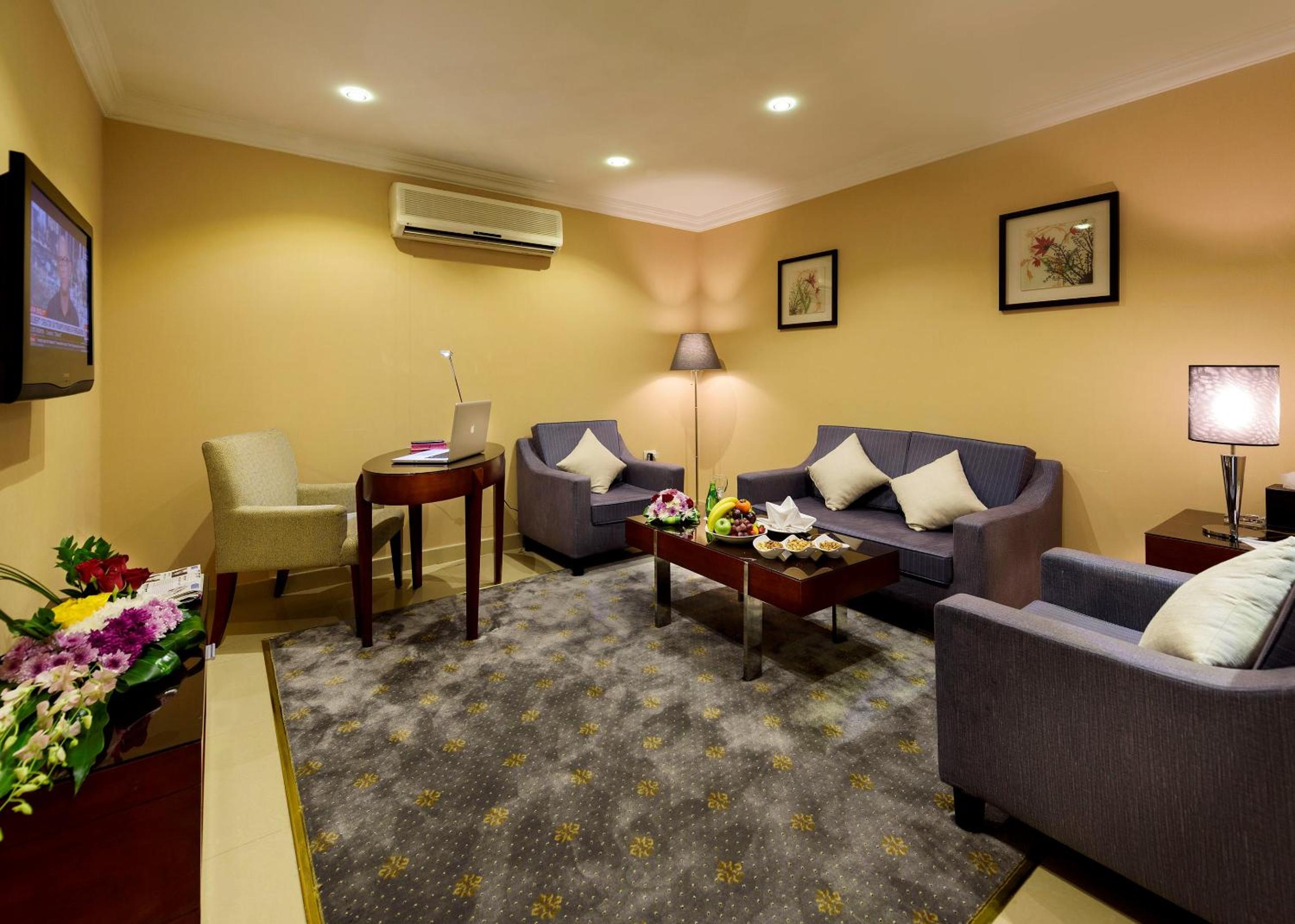 Executive Suite - Photo 2