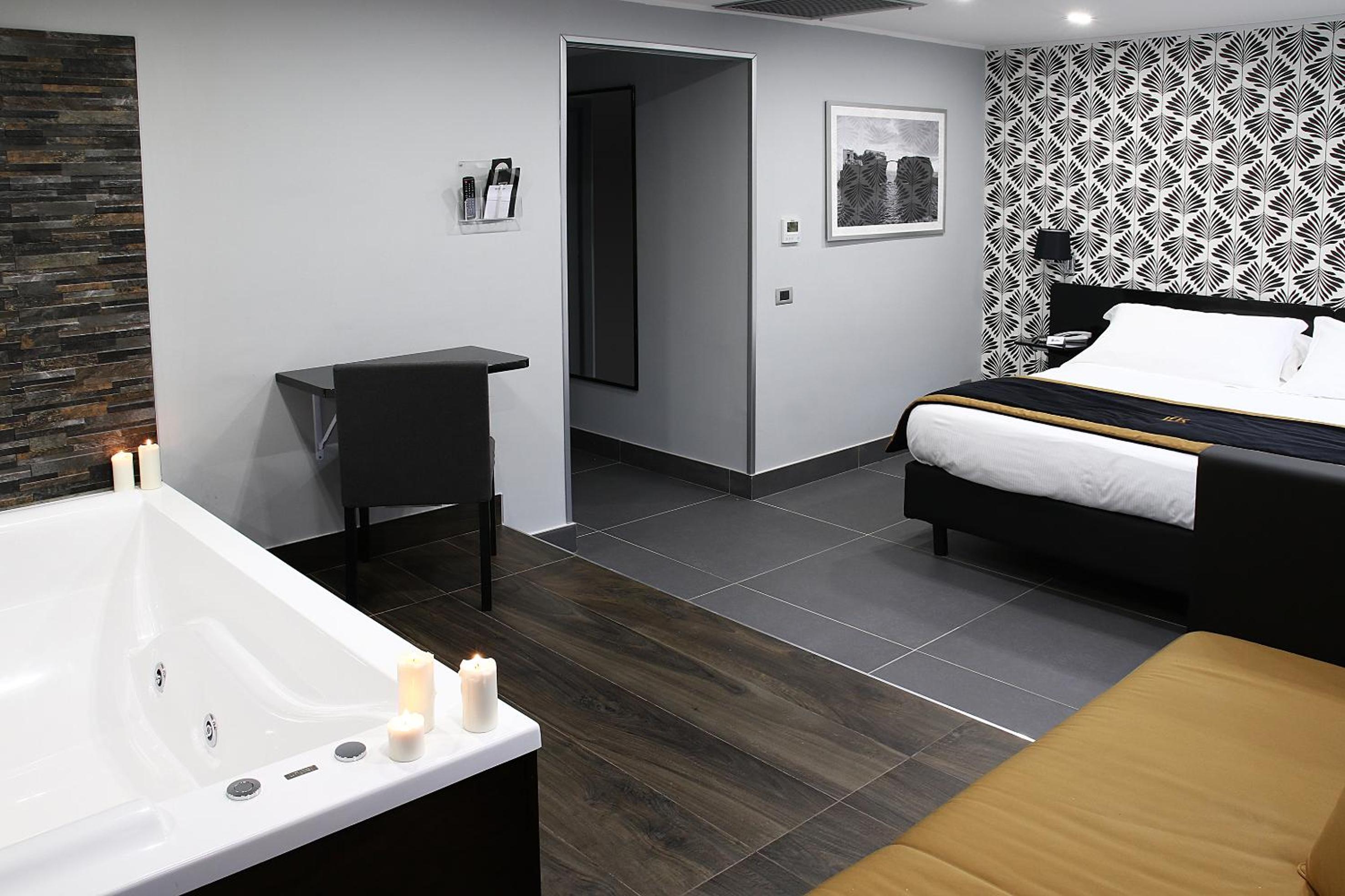 Deluxe King Room with Sofa Bed photo 3