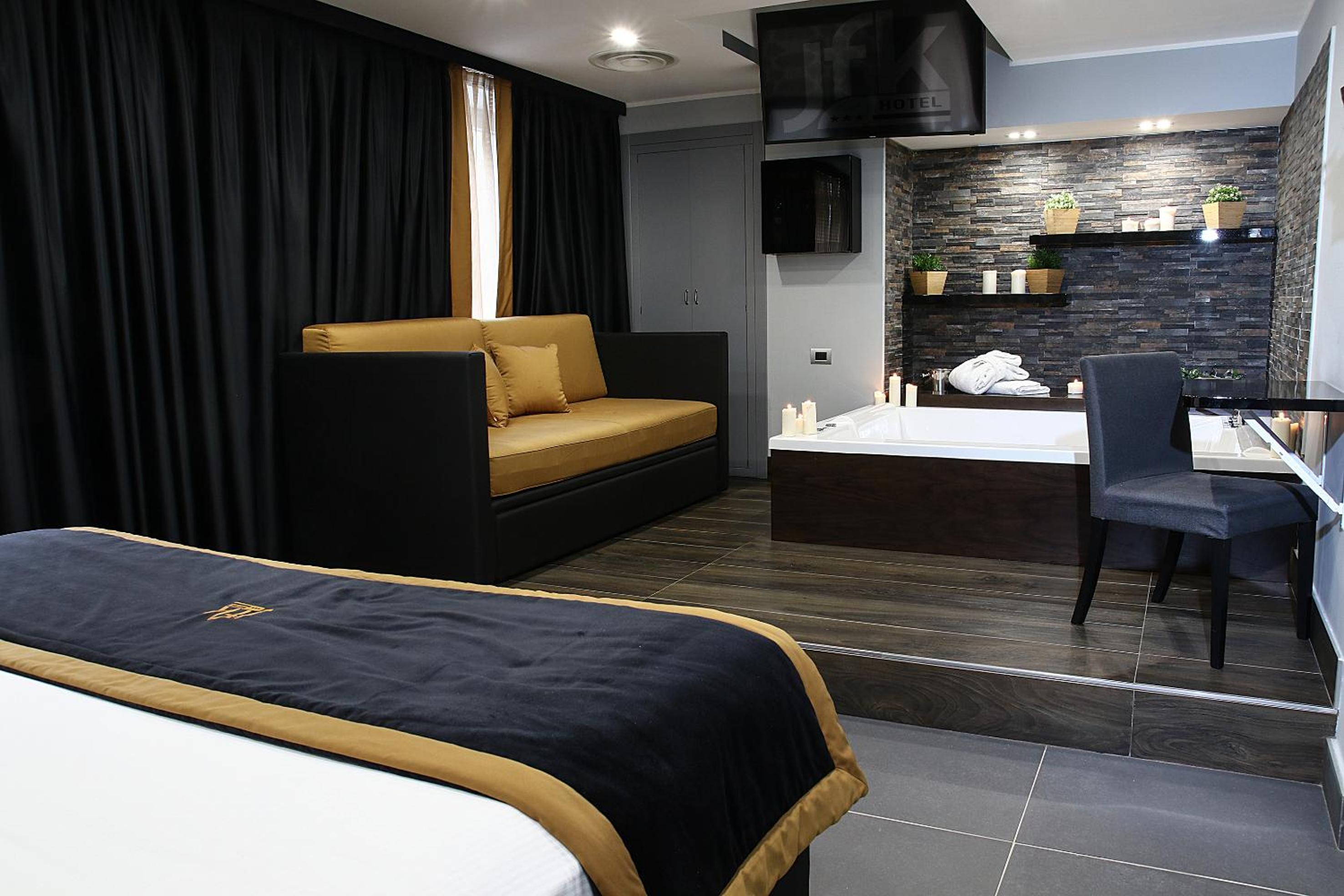 Deluxe King Room with Sofa Bed photo 2