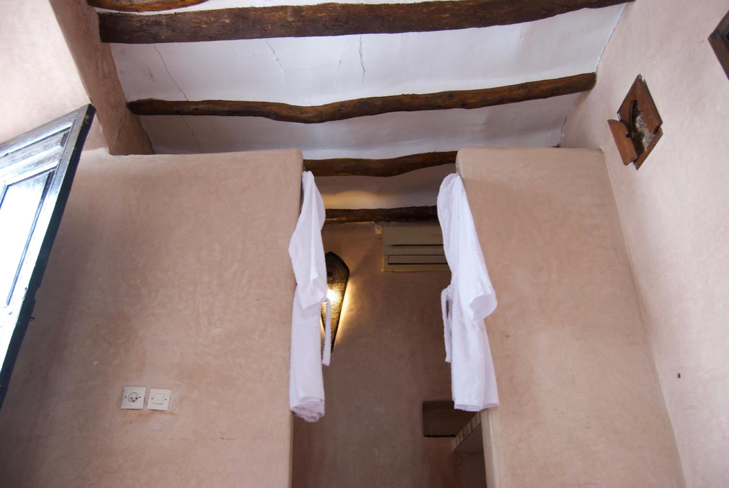 Double Room with Private Bathroom - Photo 4