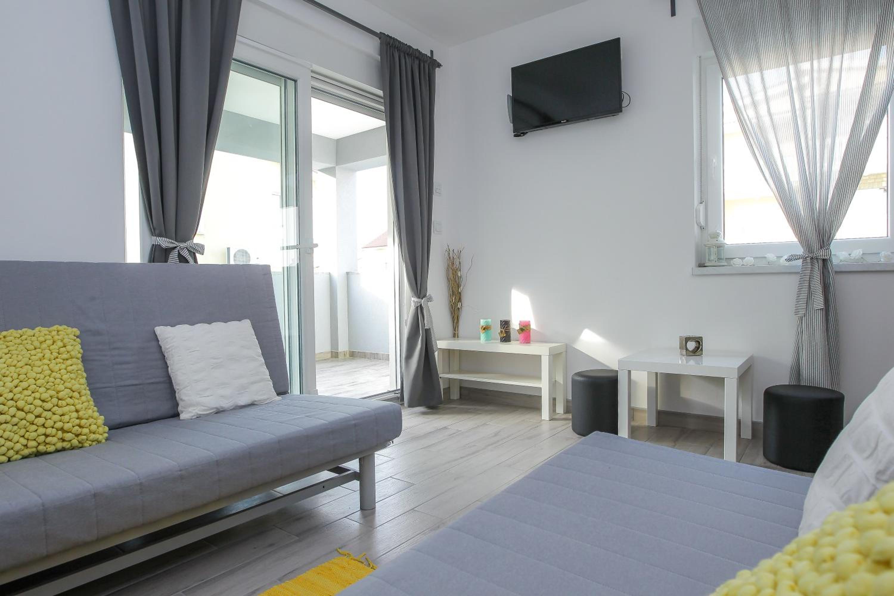 Deluxe One-Bedroom Apartment with Terrace - Photo 13