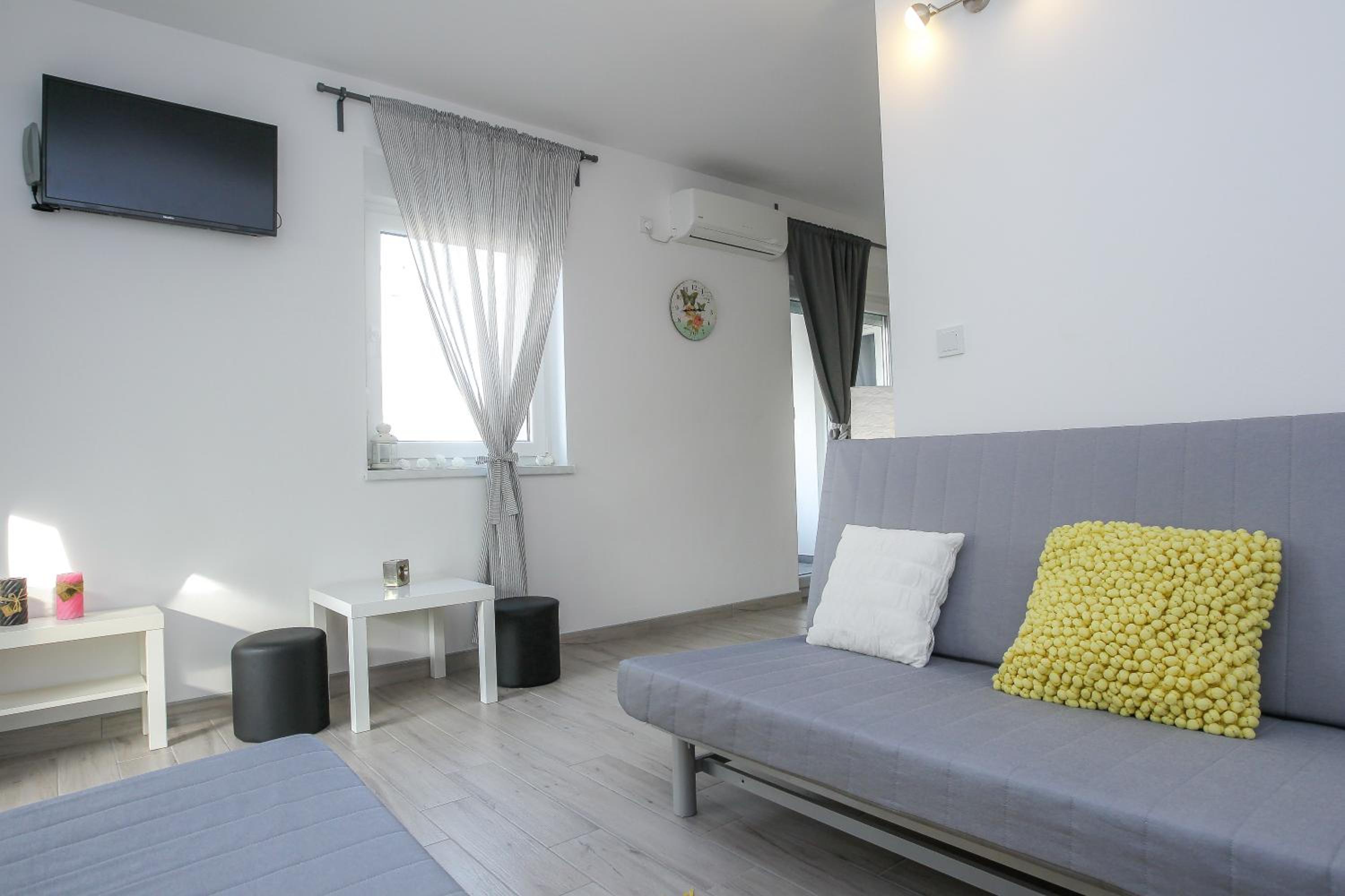 Deluxe One-Bedroom Apartment with Terrace - Photo 6