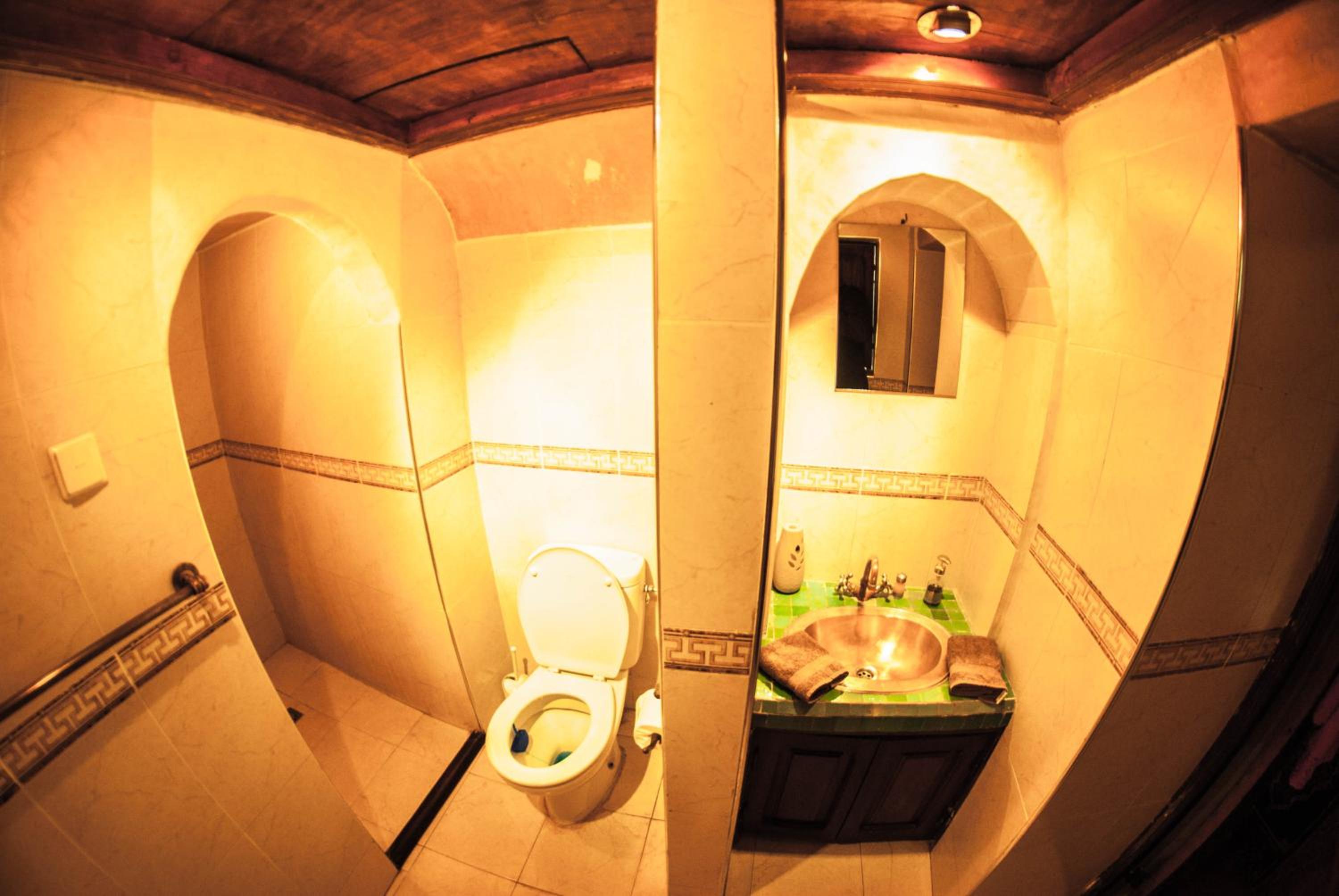 Double or Twin Room with Private Bathroom - Photo 3