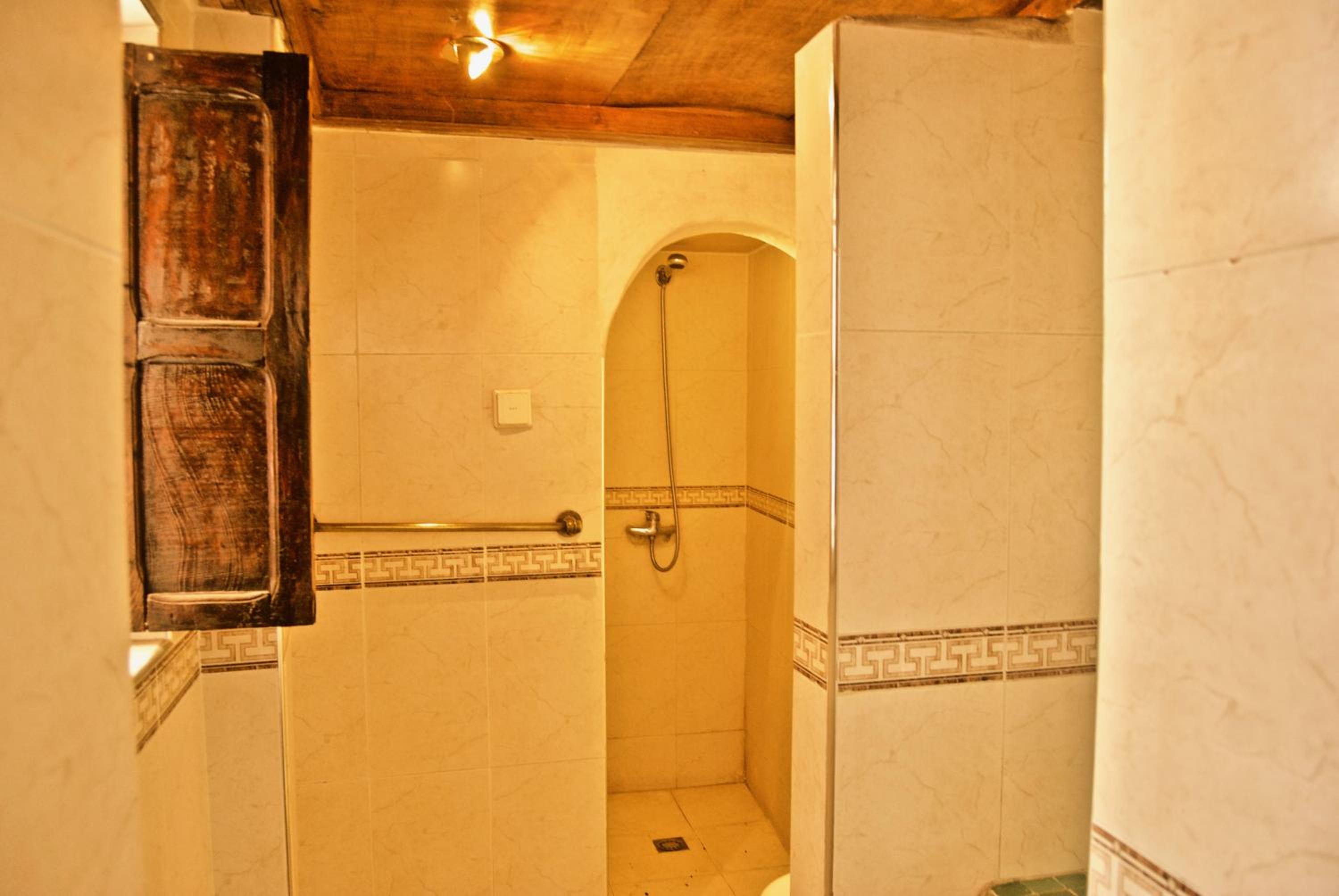 Double or Twin Room with Private Bathroom - Photo 5