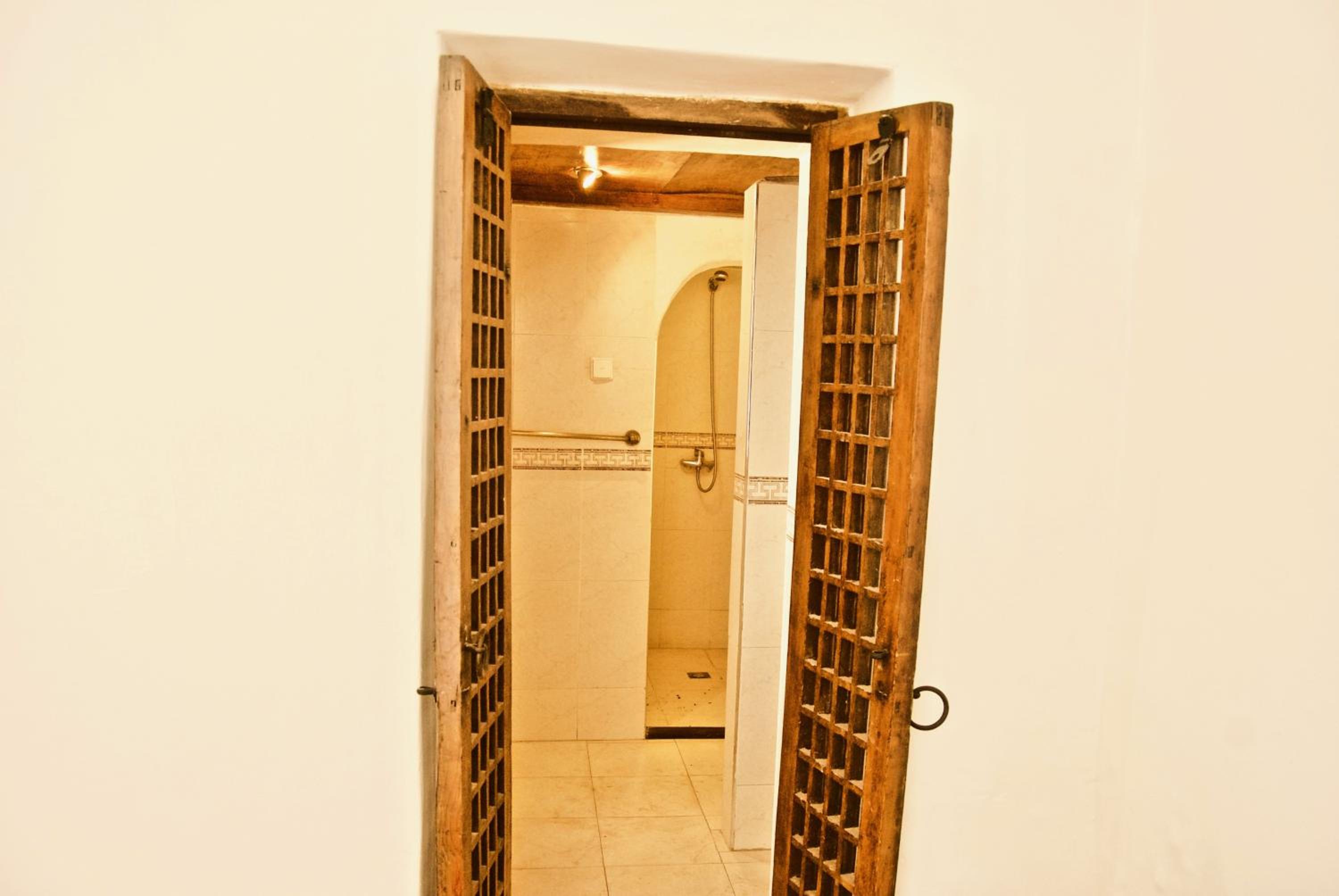 Double or Twin Room with Private Bathroom - Photo 4