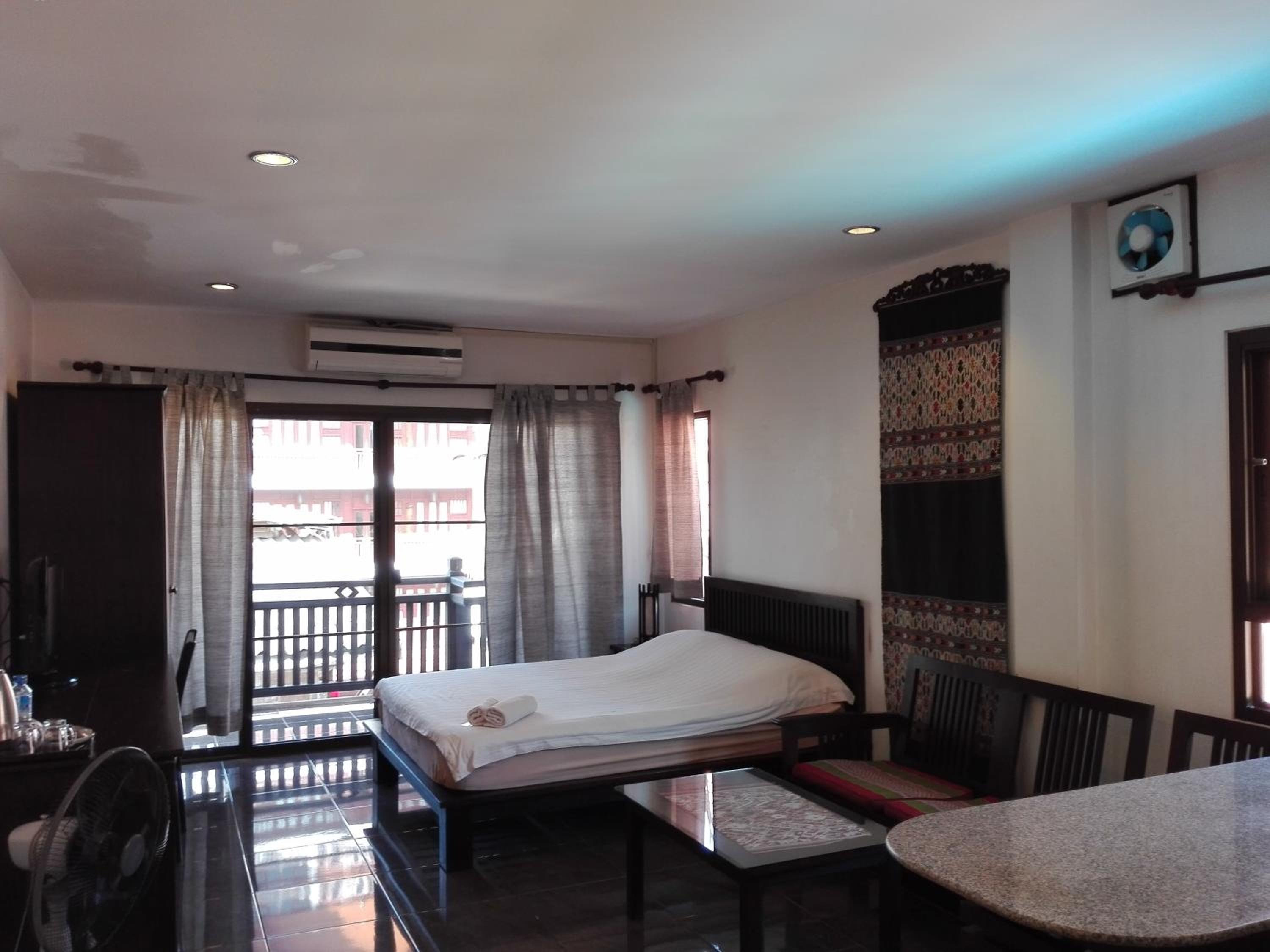 Superior King Room with Balcony - Back site photo 3