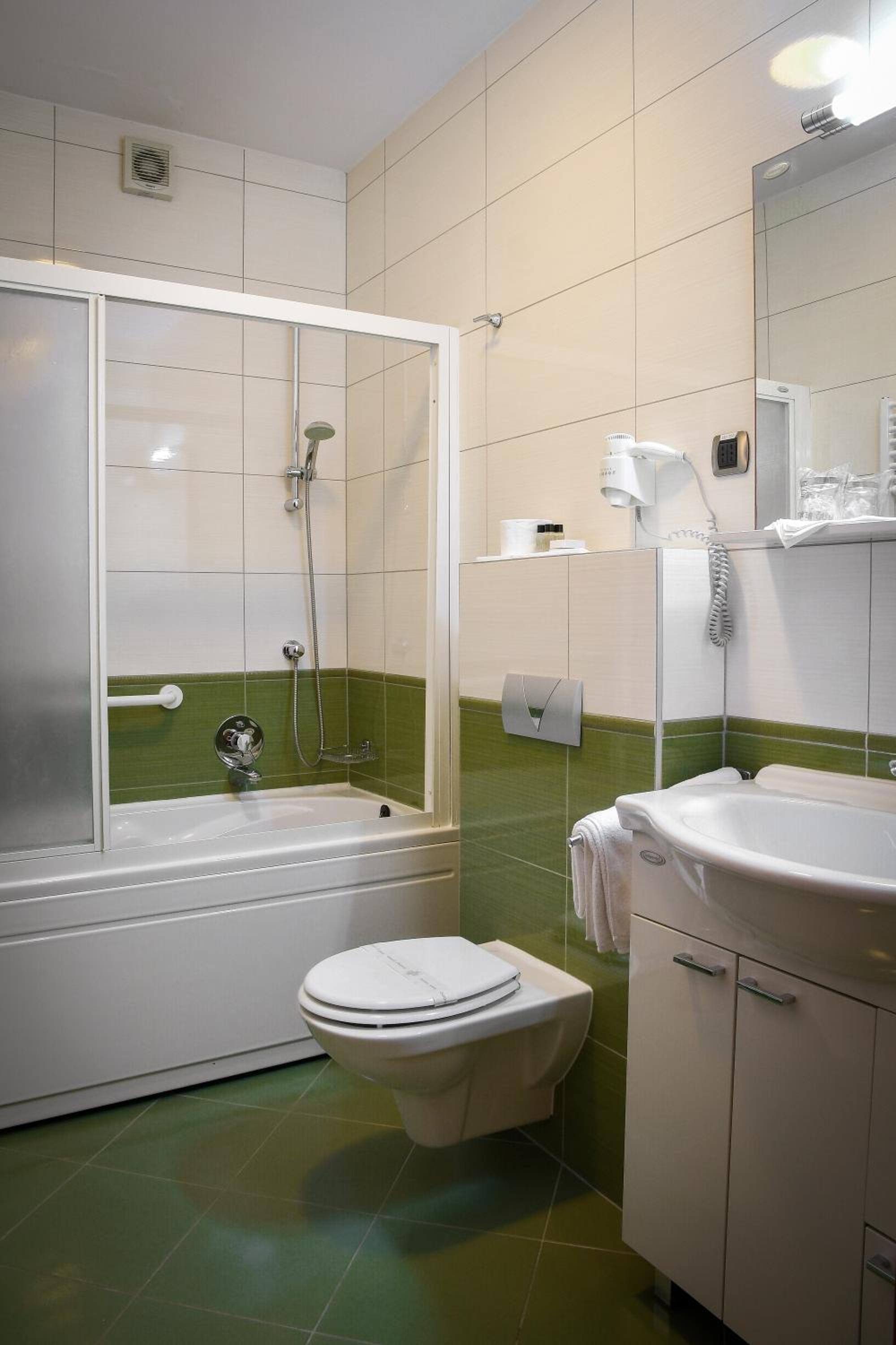 Standard Double or Twin Room - Photo 6