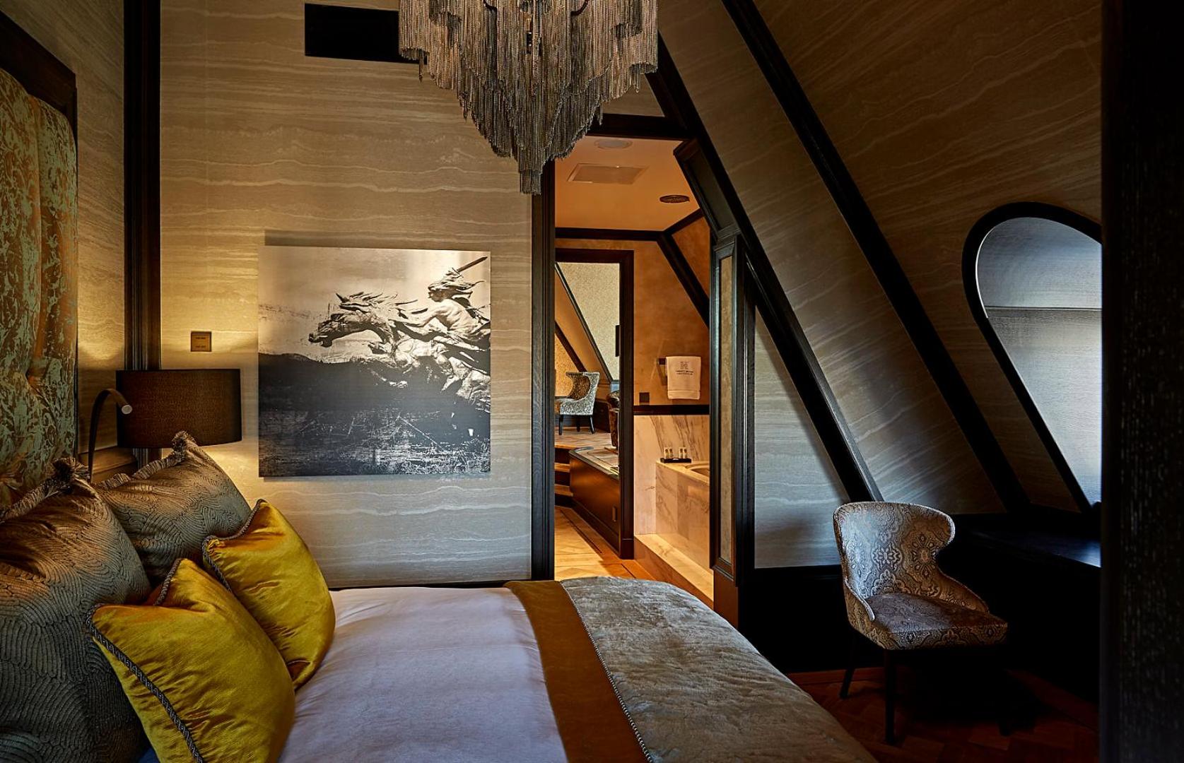 Rooftop Loft Suite thumbnail 6
