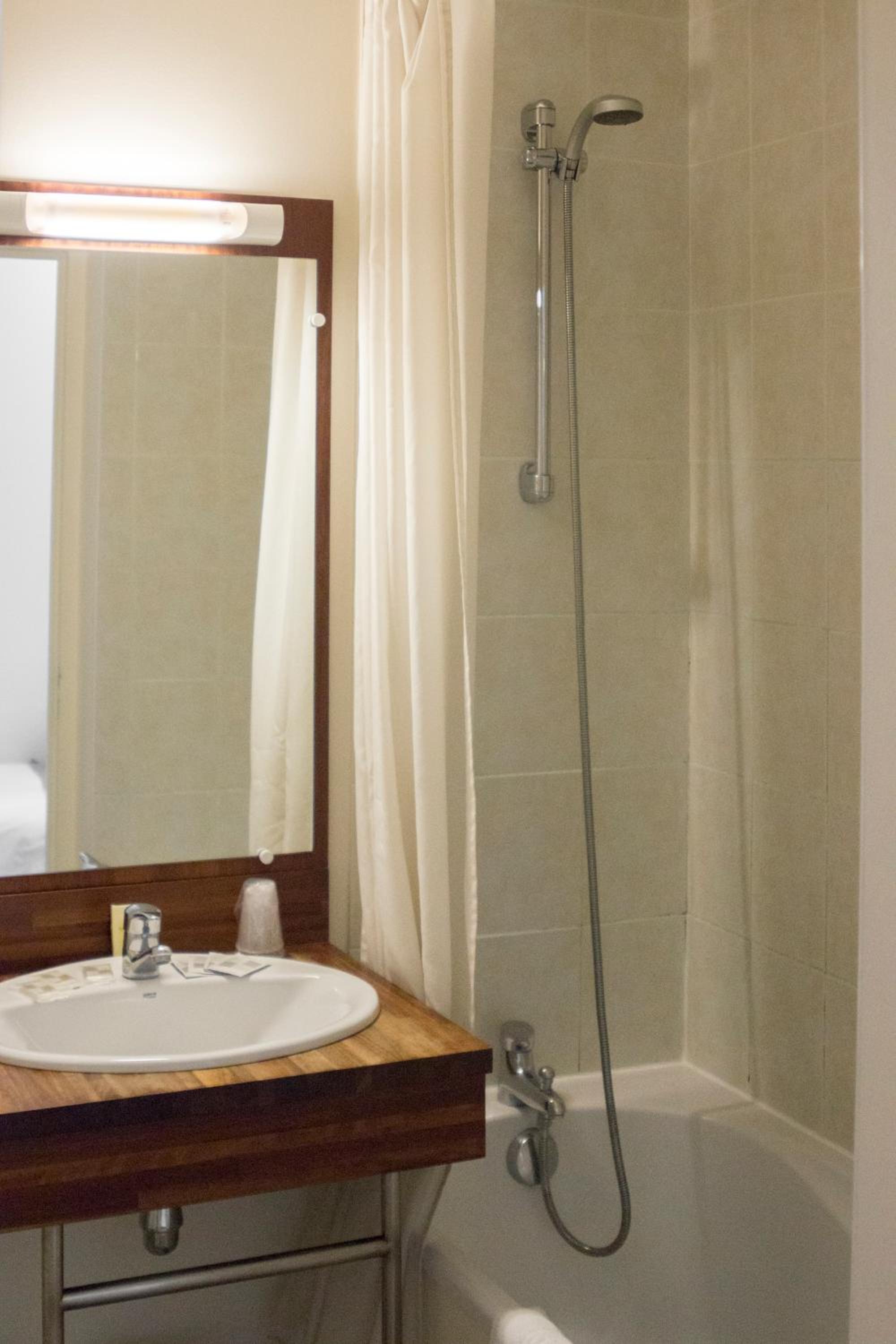 Standard Triple Room - Photo 6