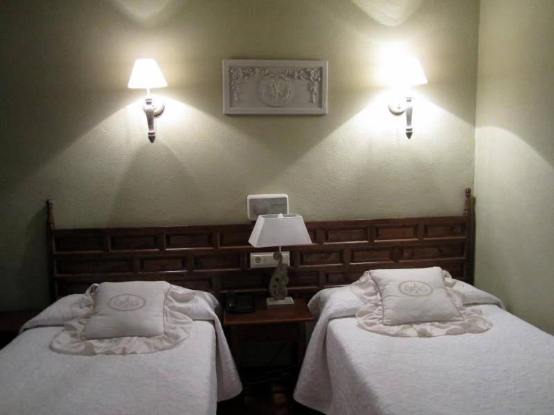 Double or Twin Room - Photo 9