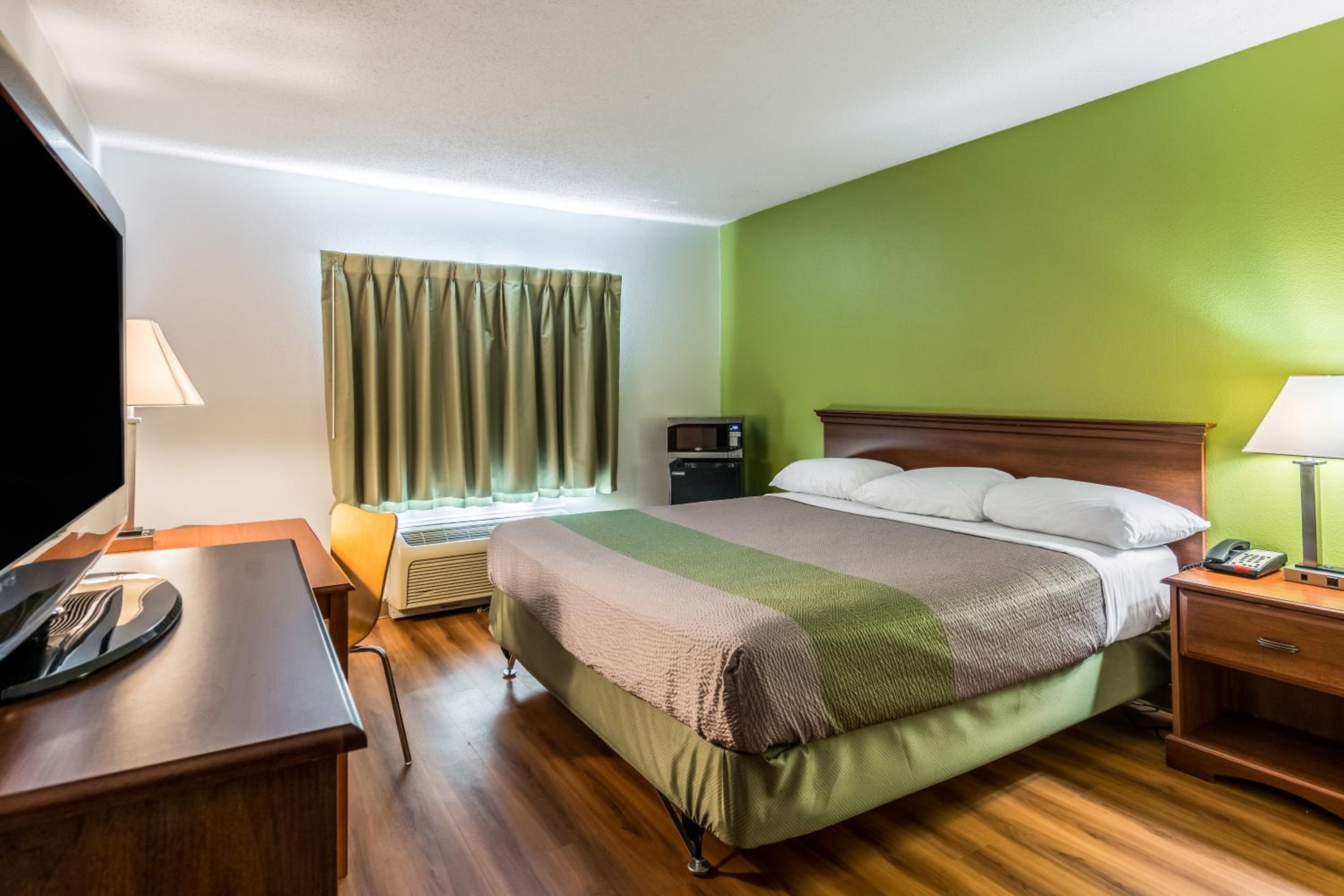 King Room with Micro Fridge - Accessible/Non-Smoking photo 1
