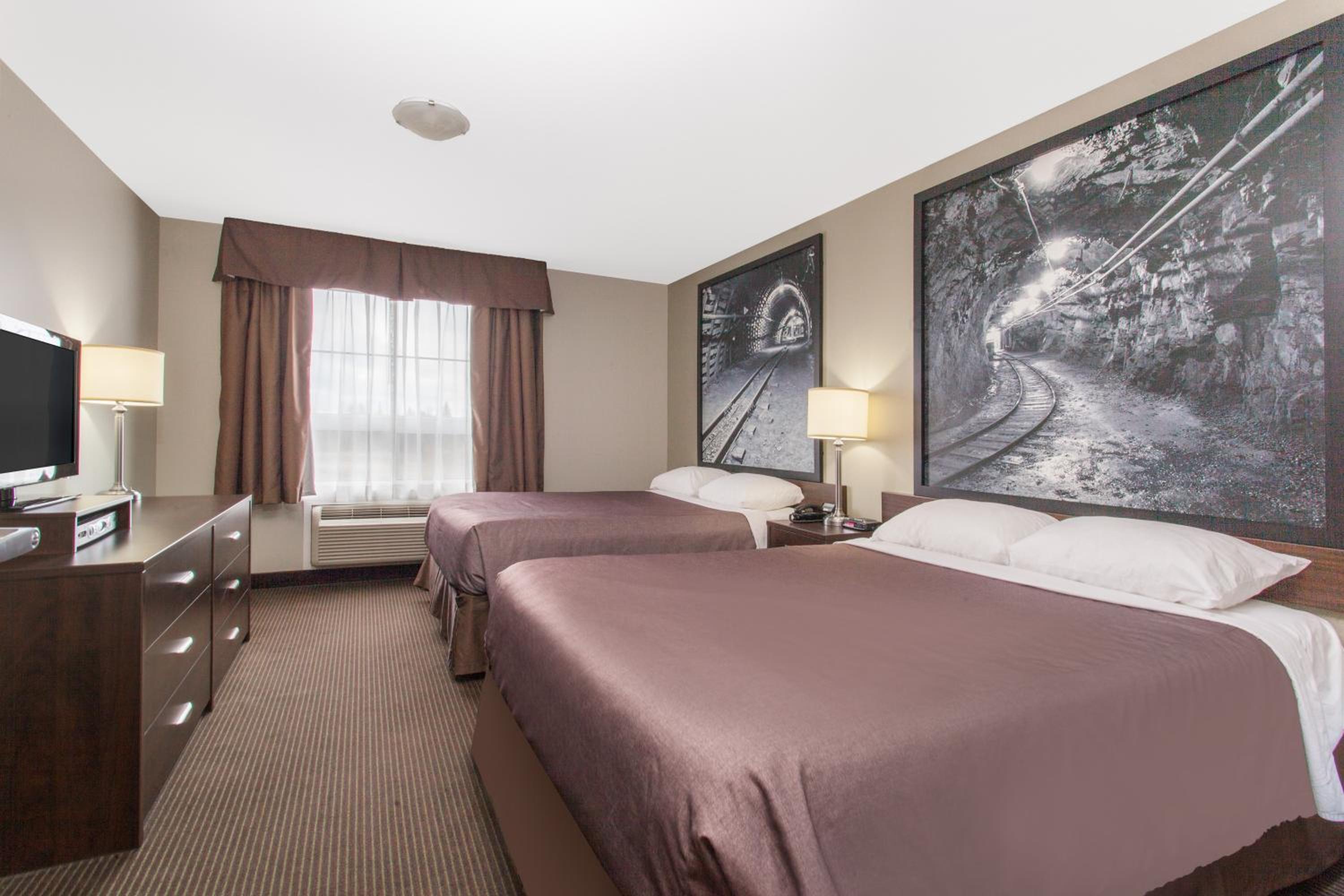 Deluxe Queen Room with Two Queen Beds - Non-Smoking photo 3