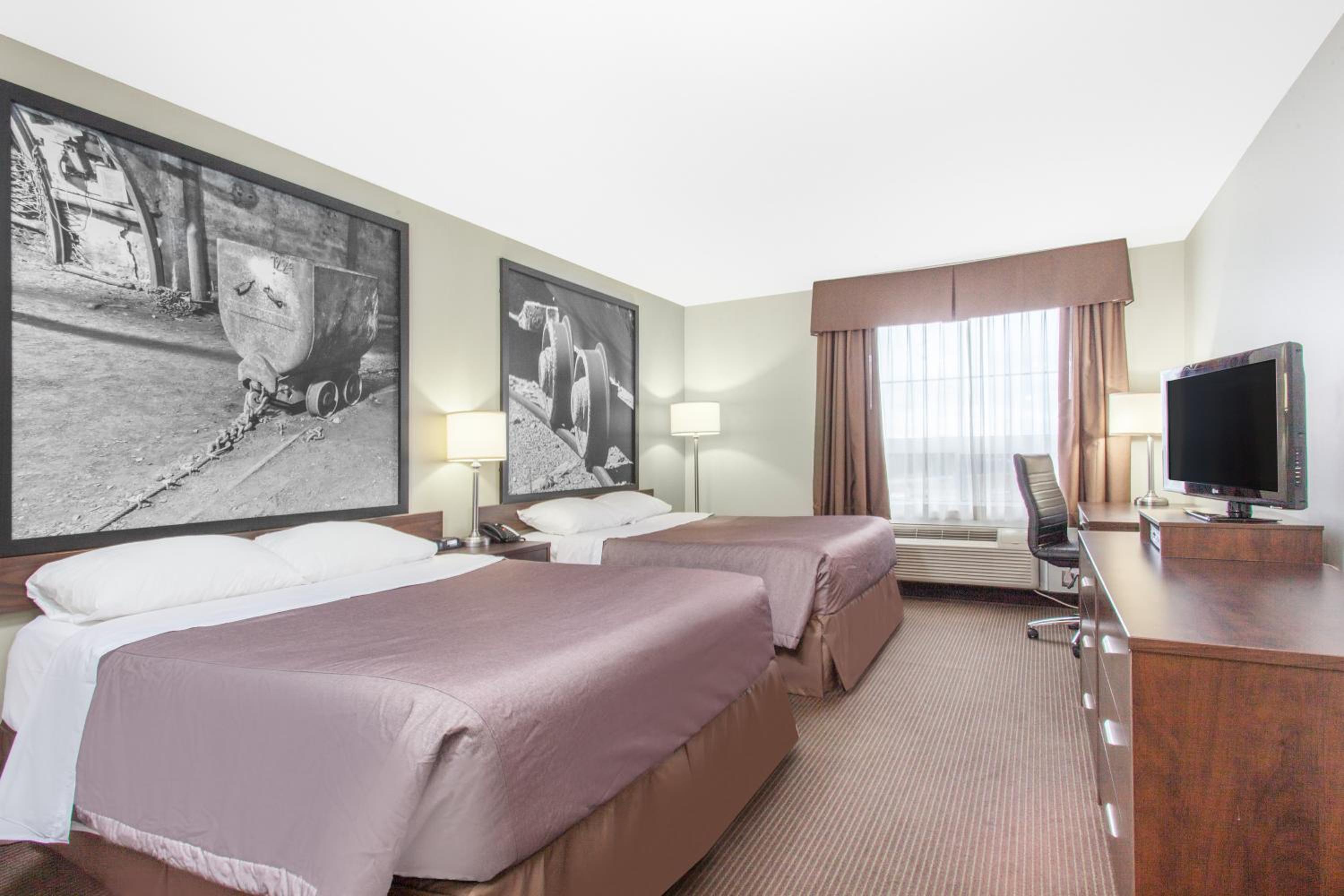 Queen Room with Two Queen Beds - Non-Smoking photo 3
