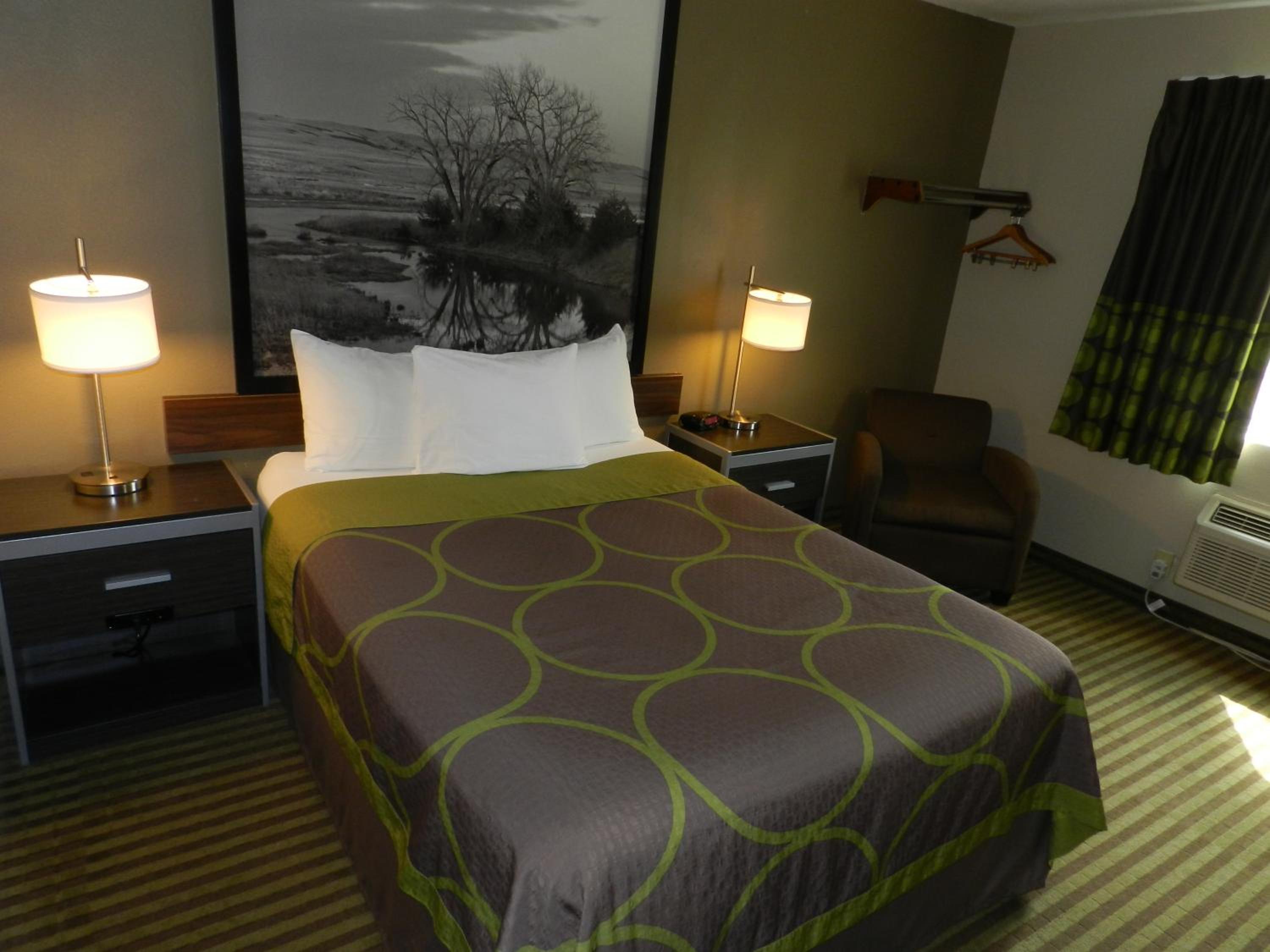 Queen Room - Non-Smoking - Photo 1