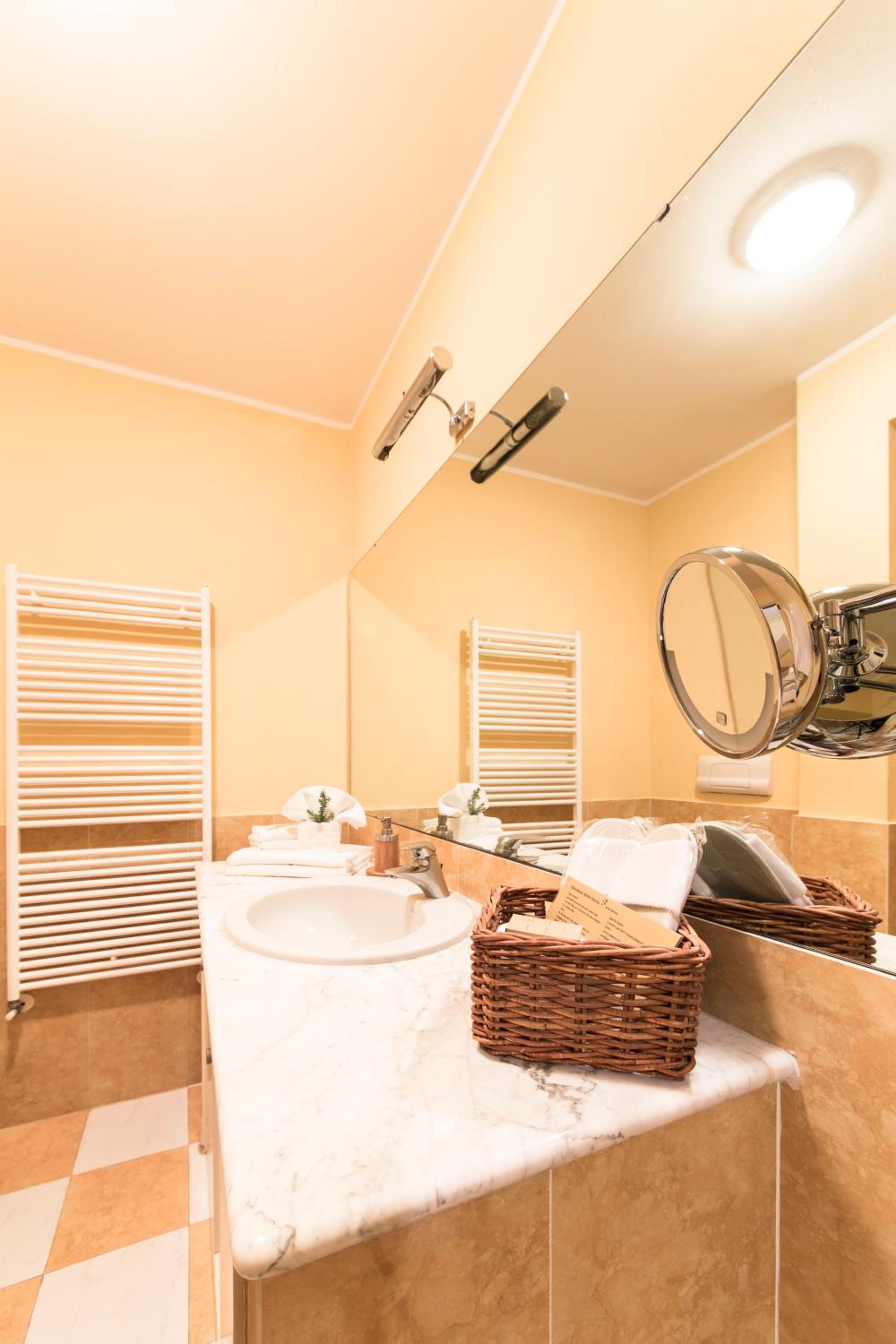 Suite - Photo 17