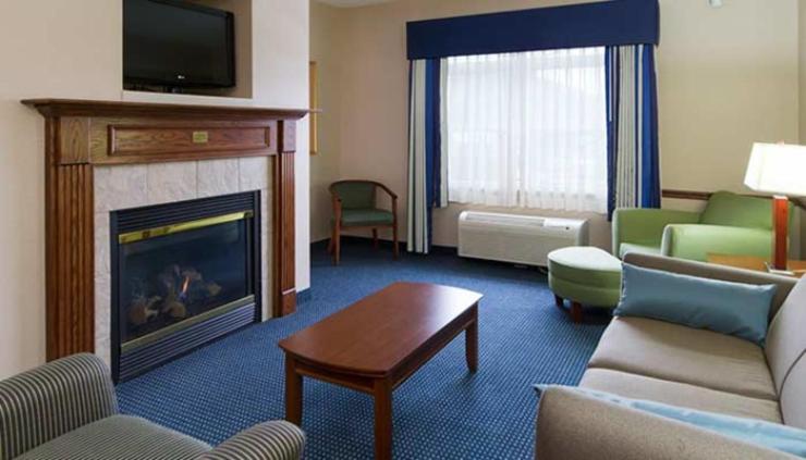 King Suite - Non-Smoking - Photo 8