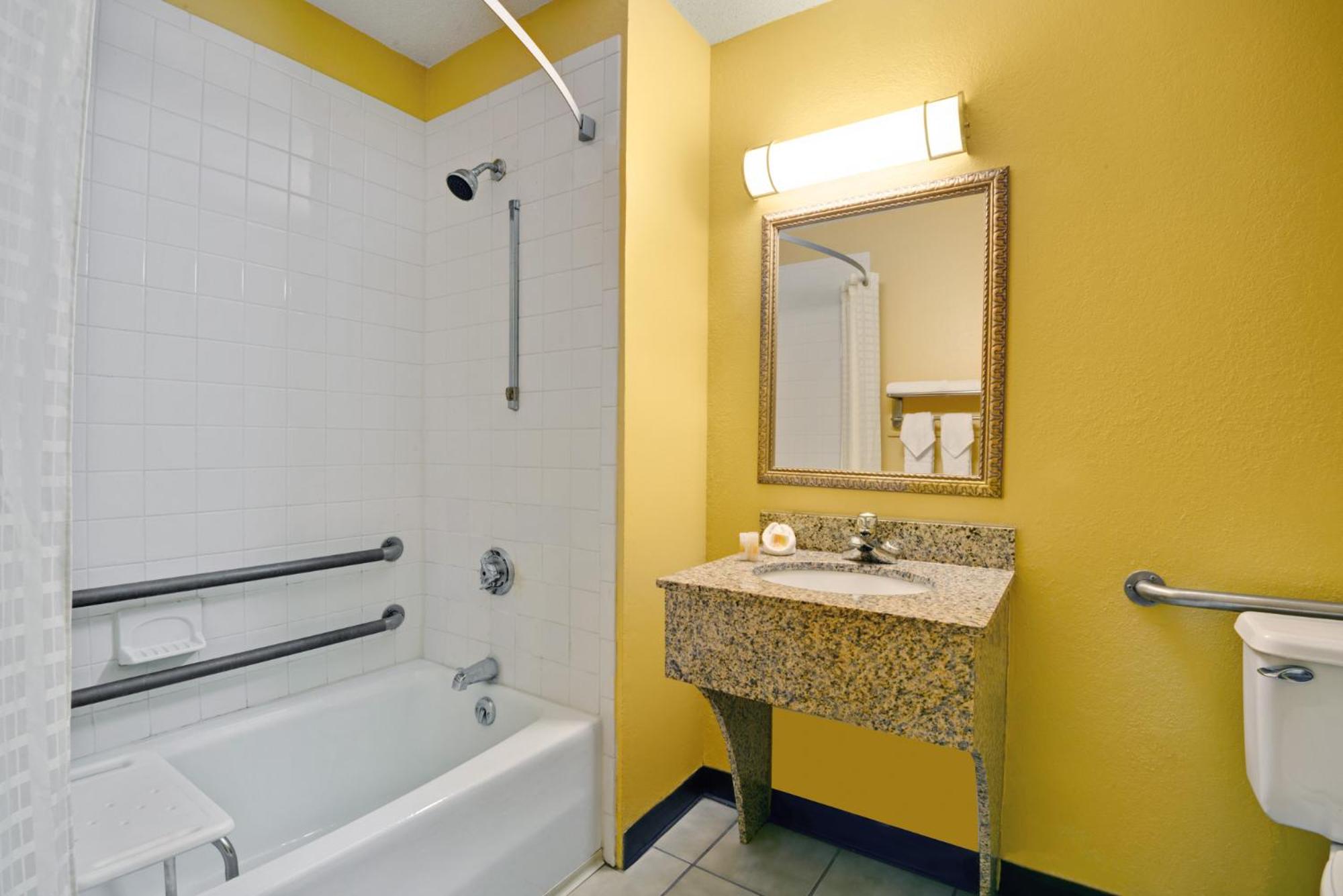 Double Room - Mobility Access/Non-Smoking - Photo 2