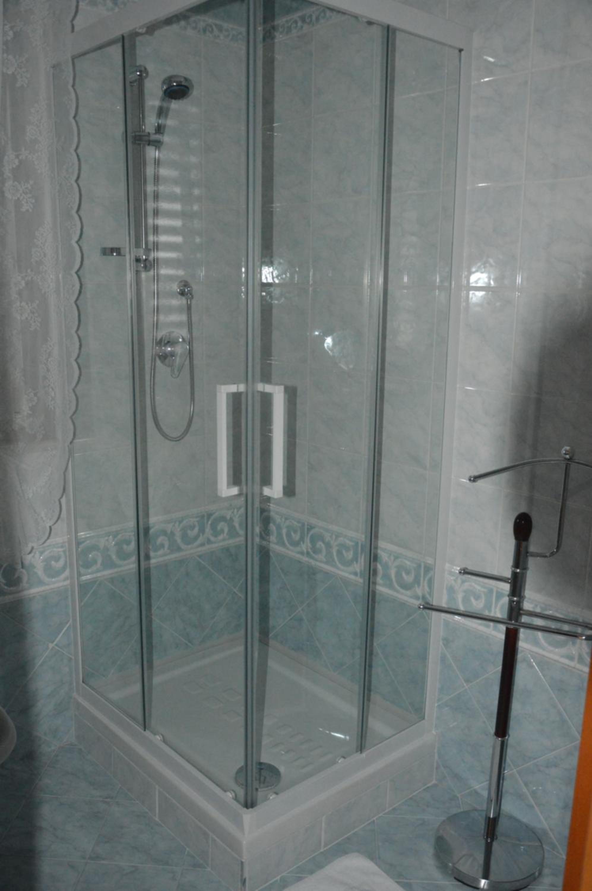 Budget Double Room with Private Bathroom - Photo 4