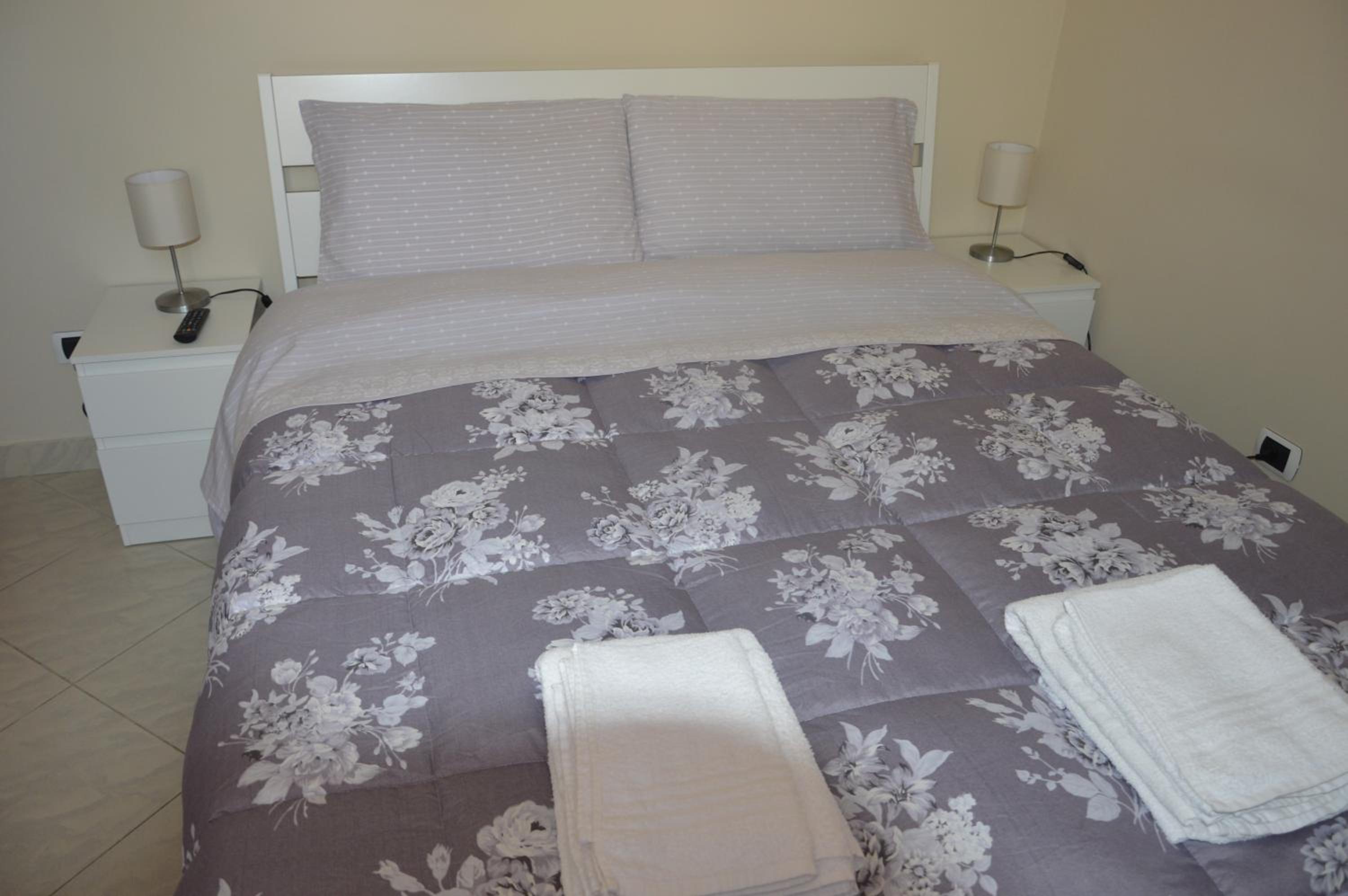 Budget Double Room with Private Bathroom - Photo 3