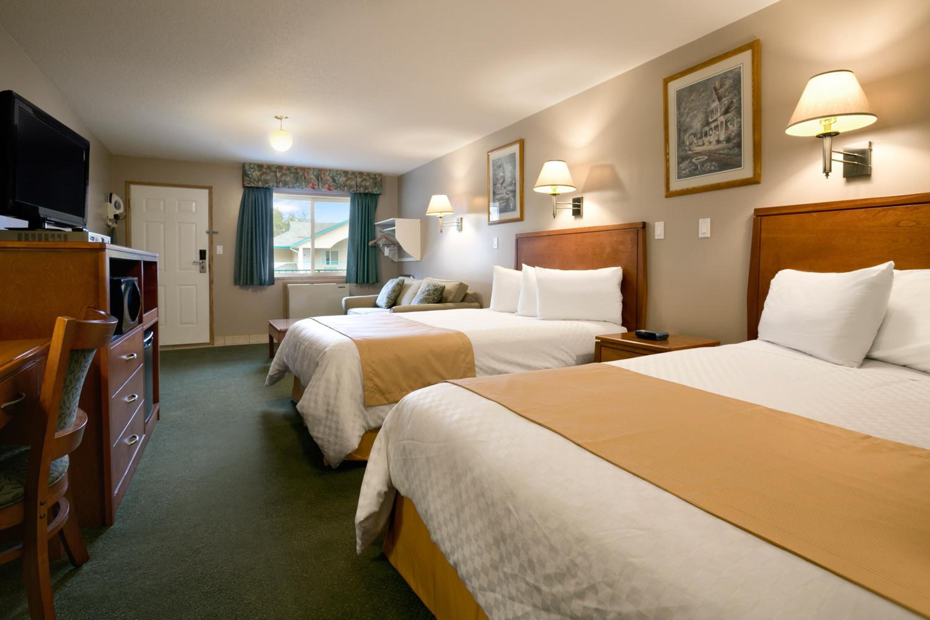 Queen Room with Two Queen Beds - Non-Smoking - Photo 6
