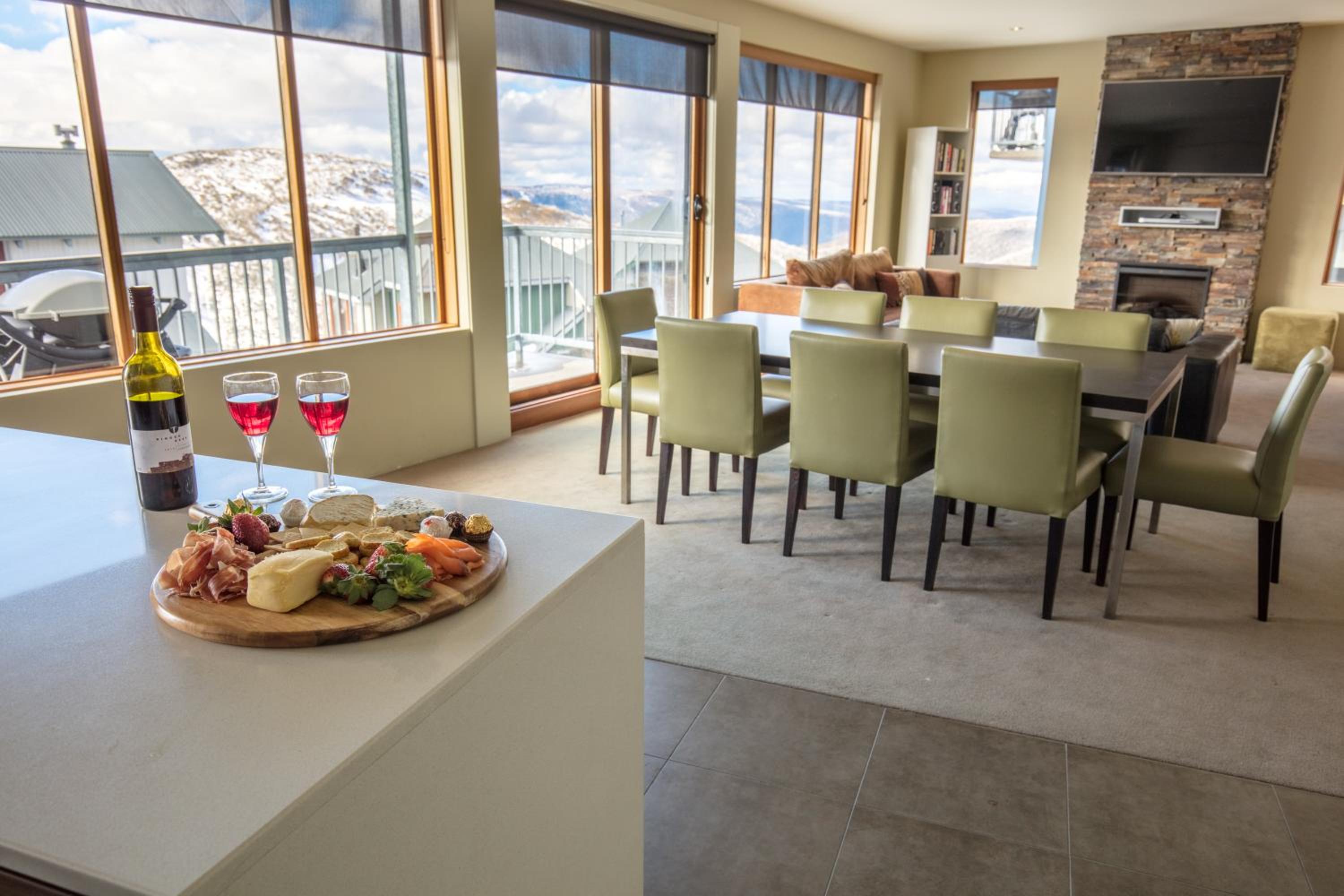 Two-Bedroom Apartment with Mountain View photo 2