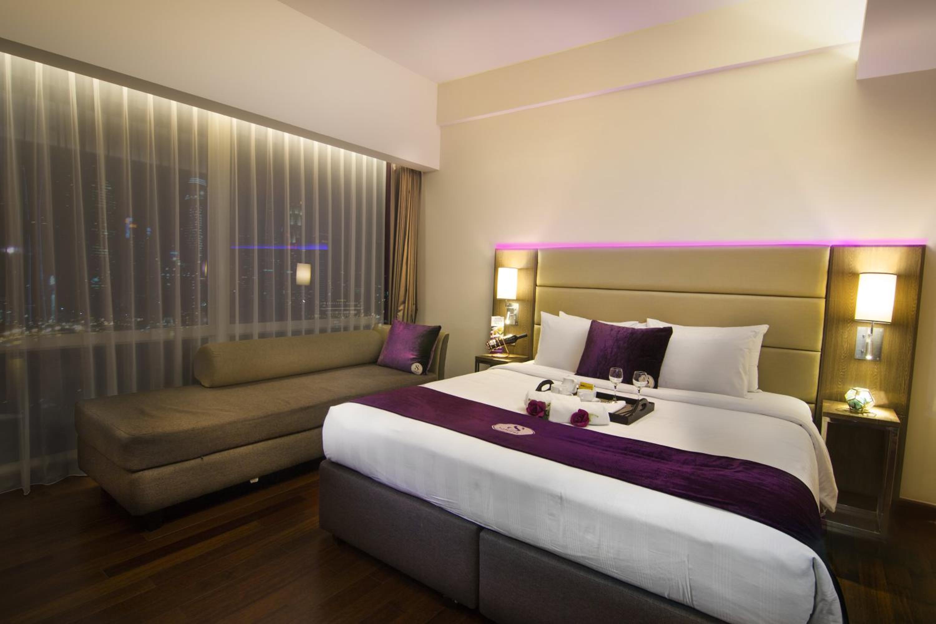 Staycation Offer - Premium King Room - Photo 4