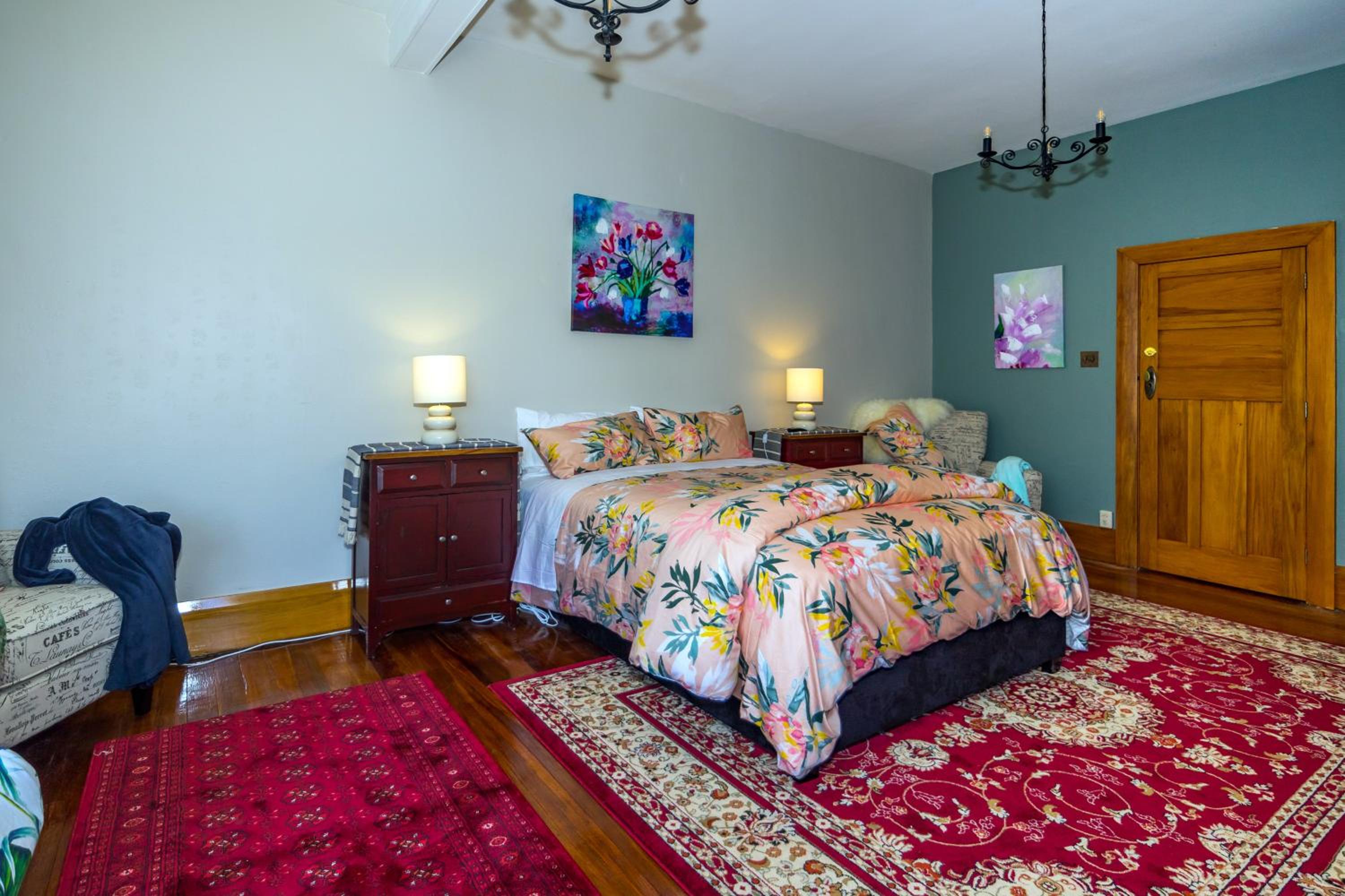 Deluxe Queen Suite photo 2