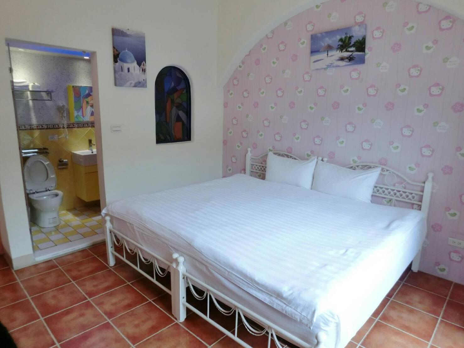 Queen Room photo 2
