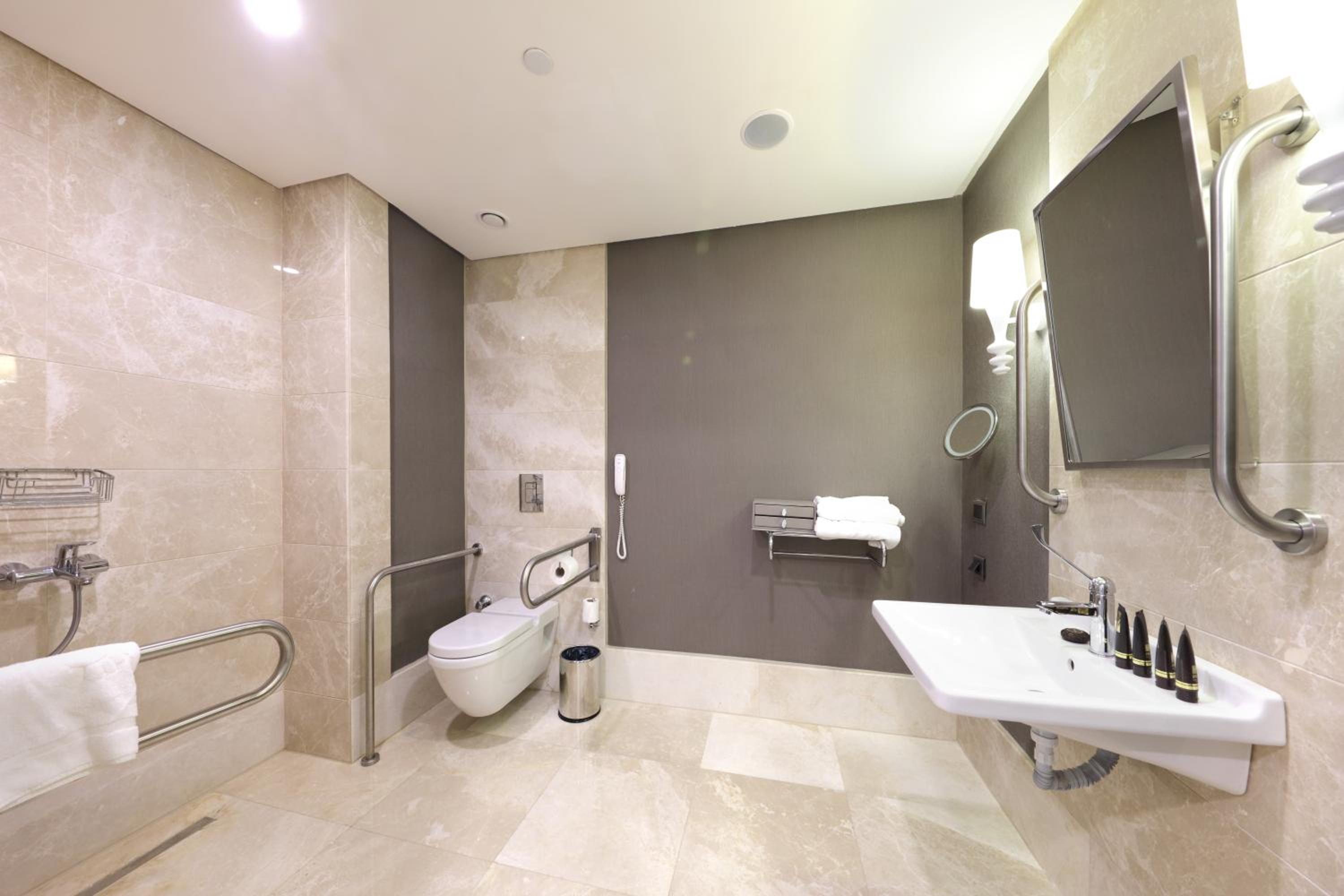 Deluxe Room with Land and Golf View