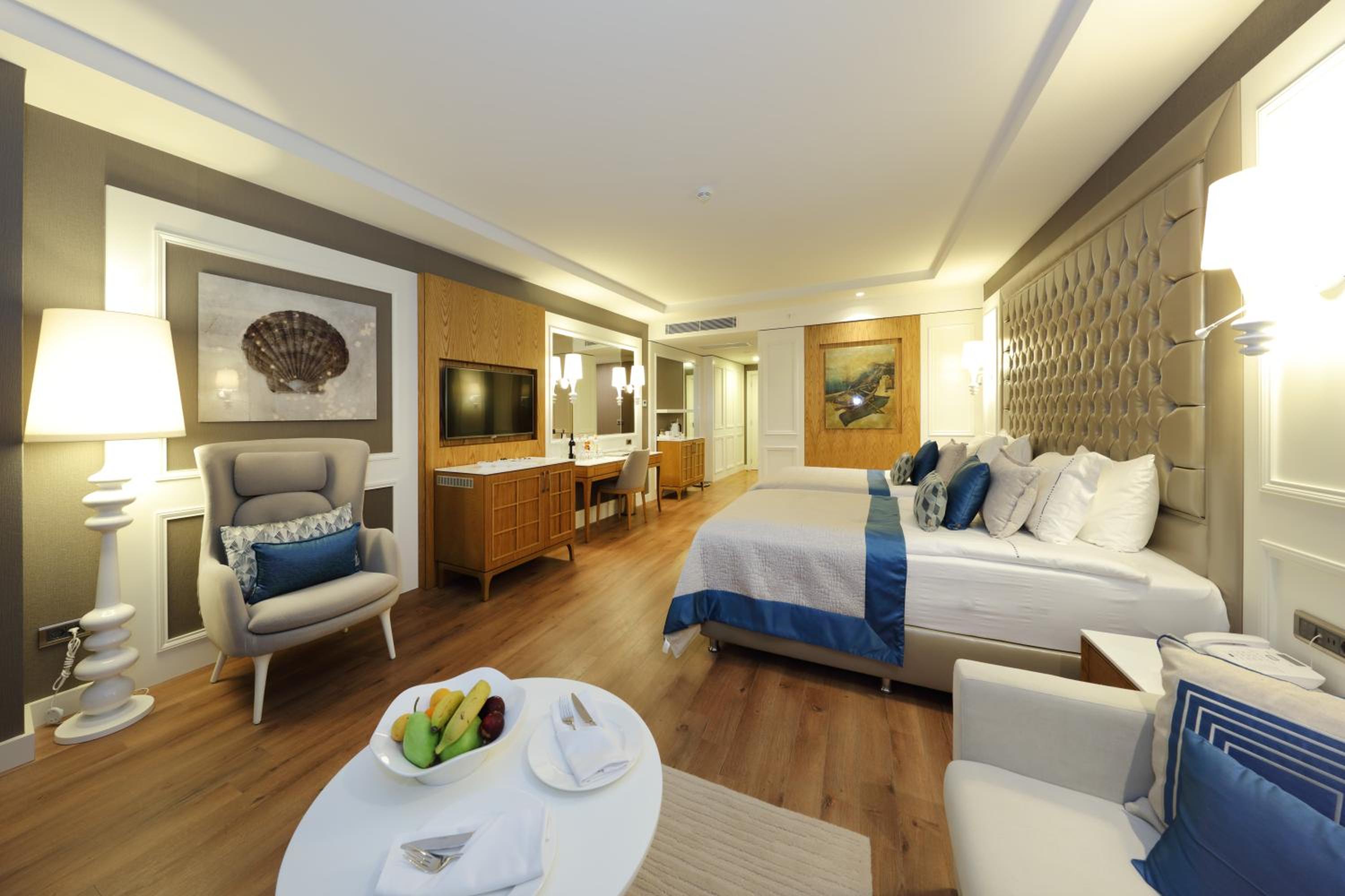 Deluxe Room with Land and Golf View