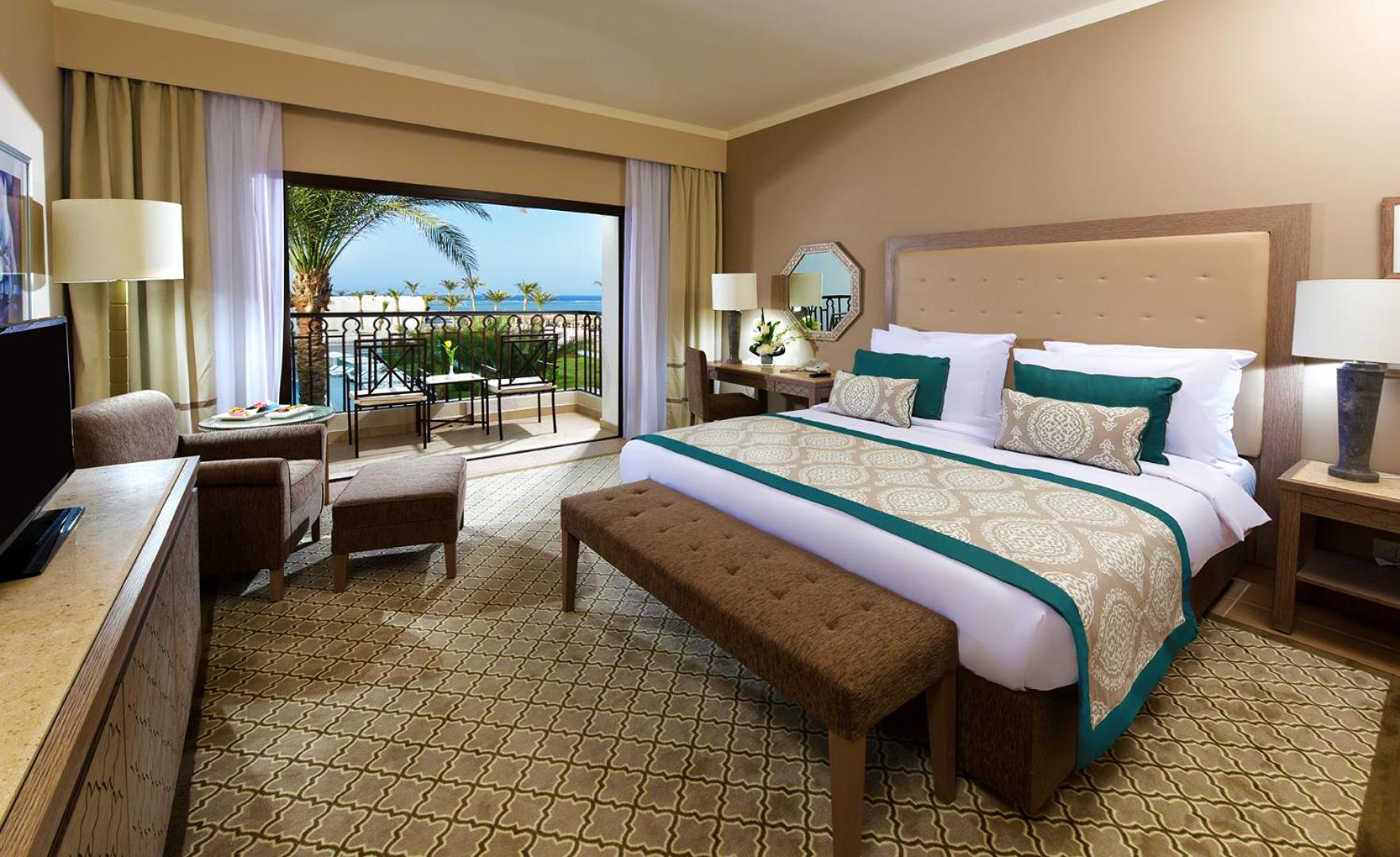 Deluxe Family Queen Room with Partial Sea View