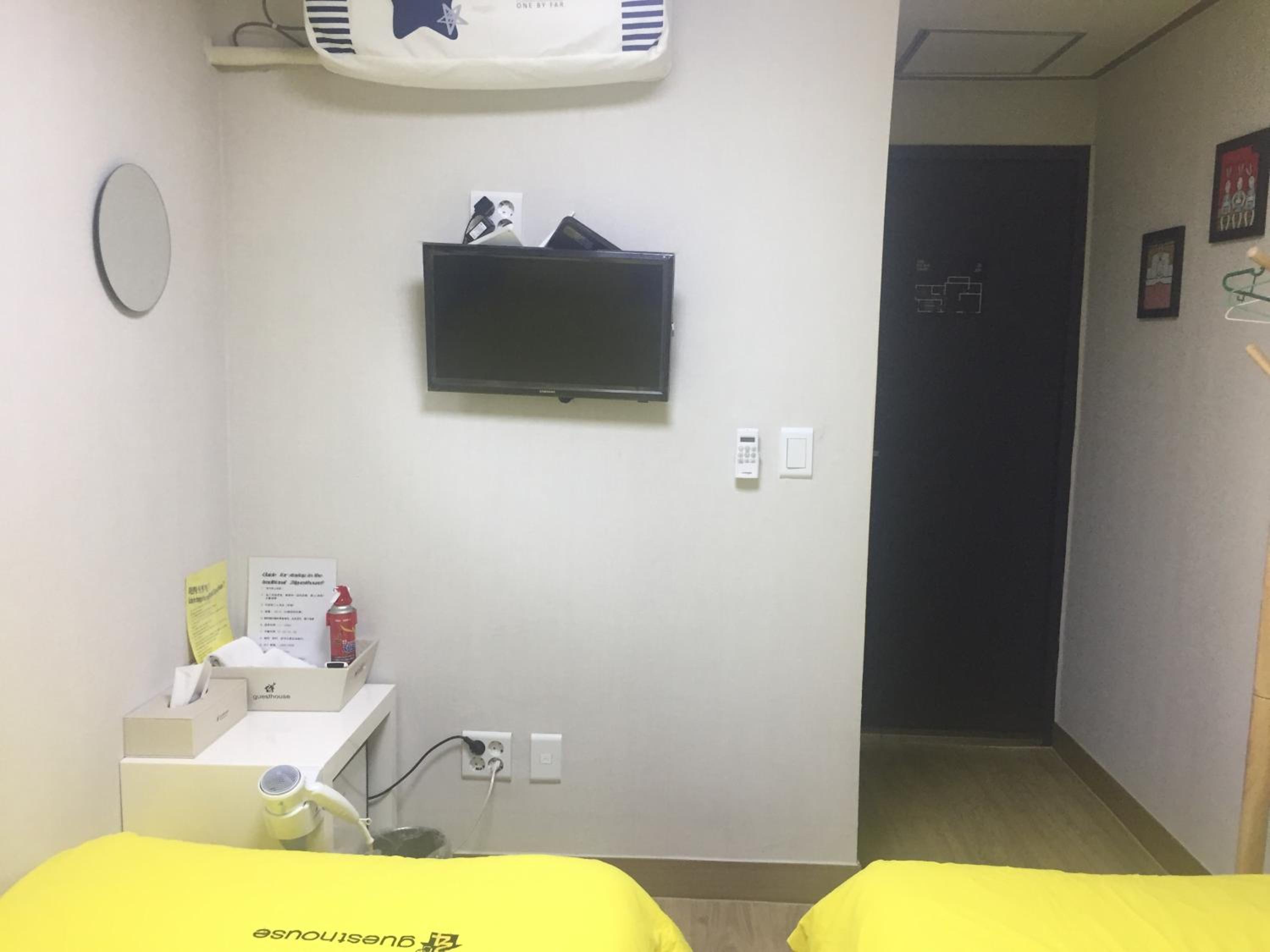 Twin Room - Photo 1