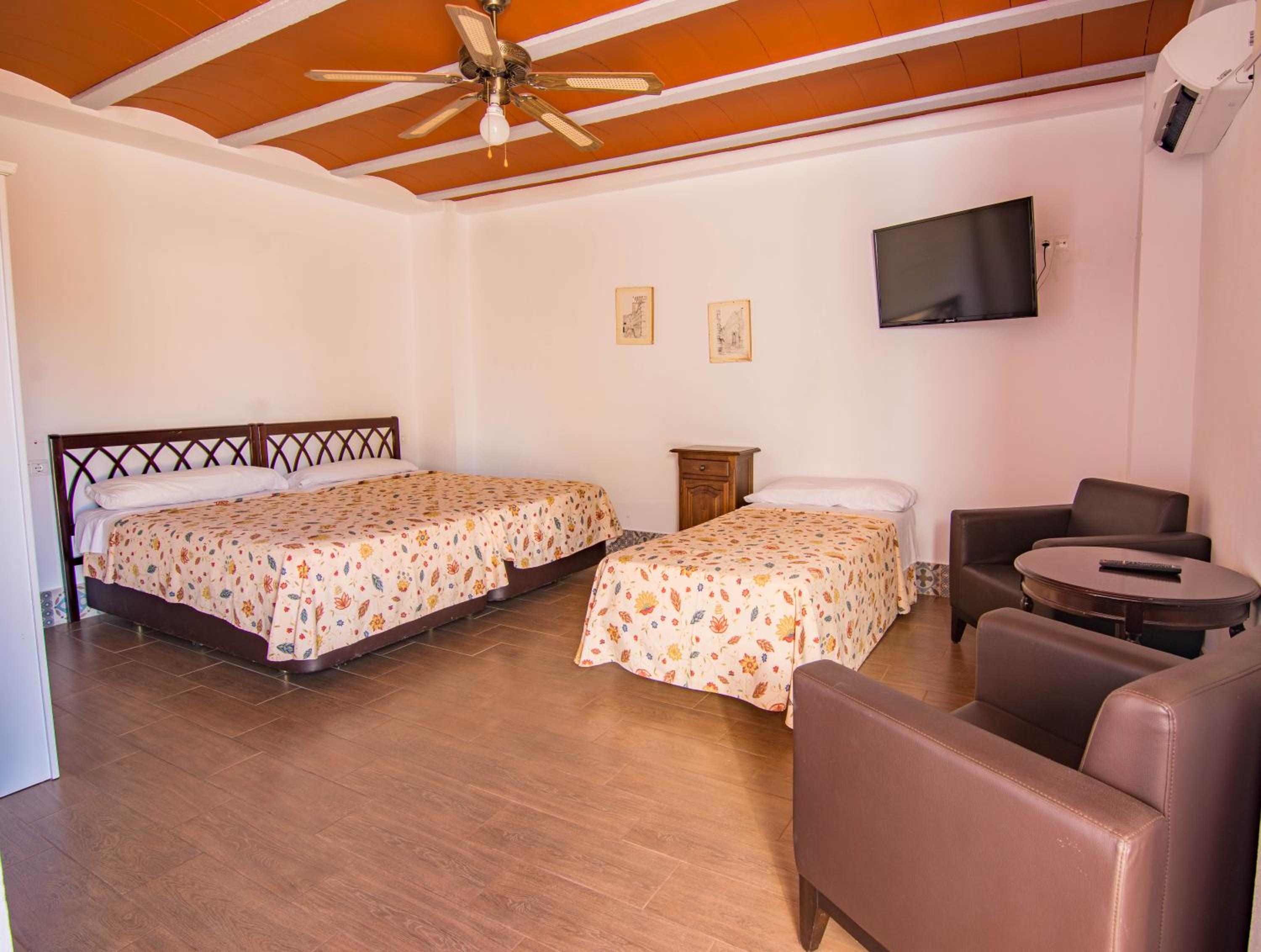 Habitación Triple con Vista al Jardín