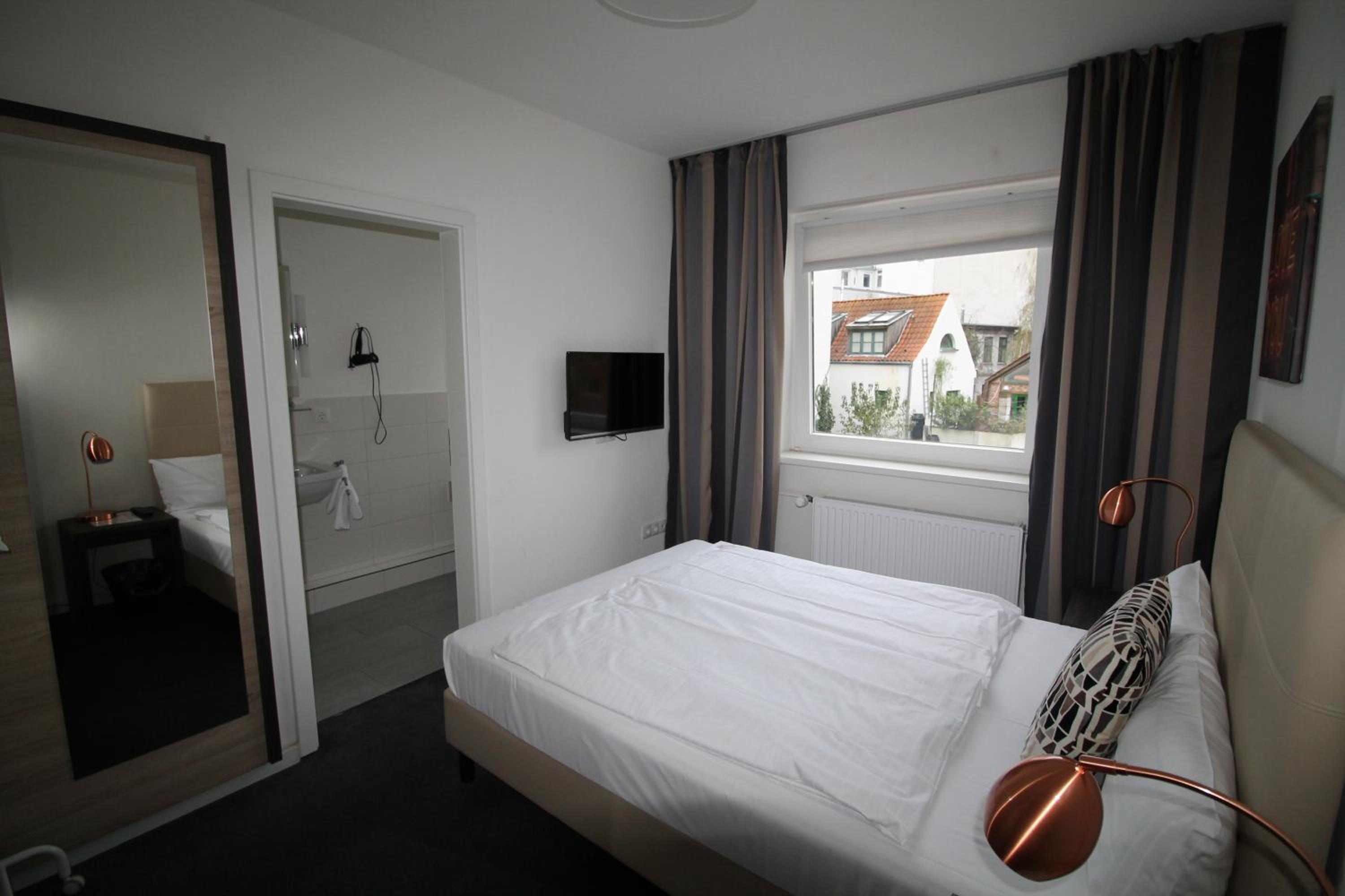 Small Double Room - Photo 1