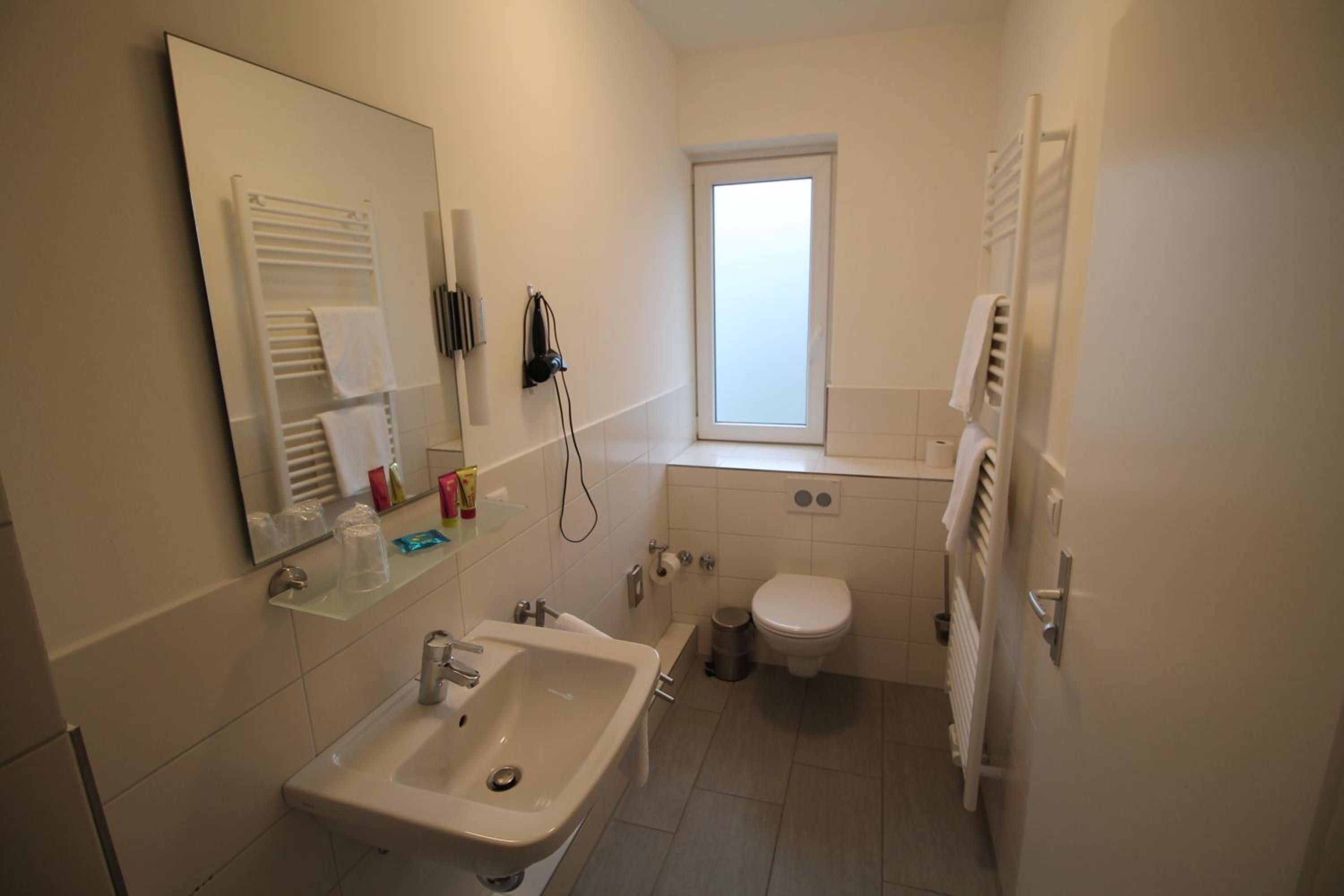 Small Double Room - Photo 7