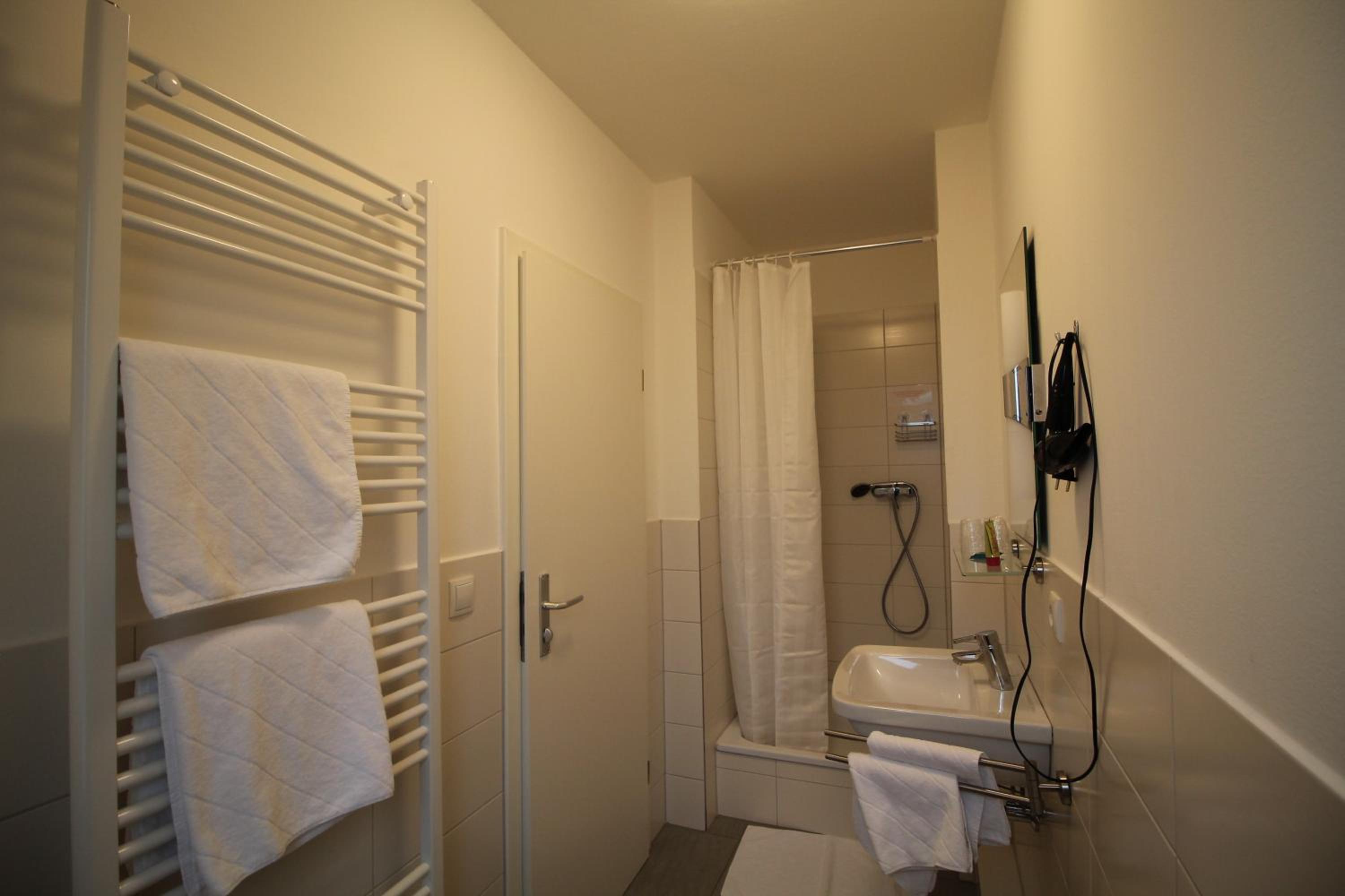 Small Double Room - Photo 3
