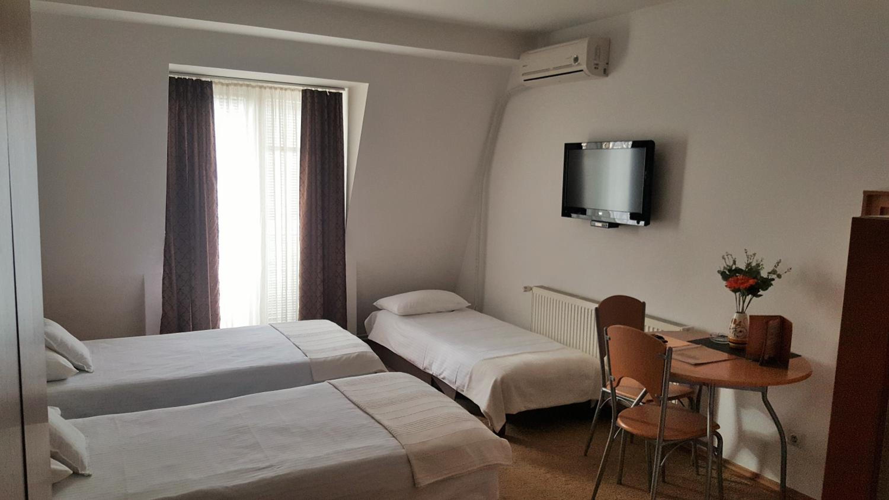 Quadruple Room with Private Bathroom - Photo 3