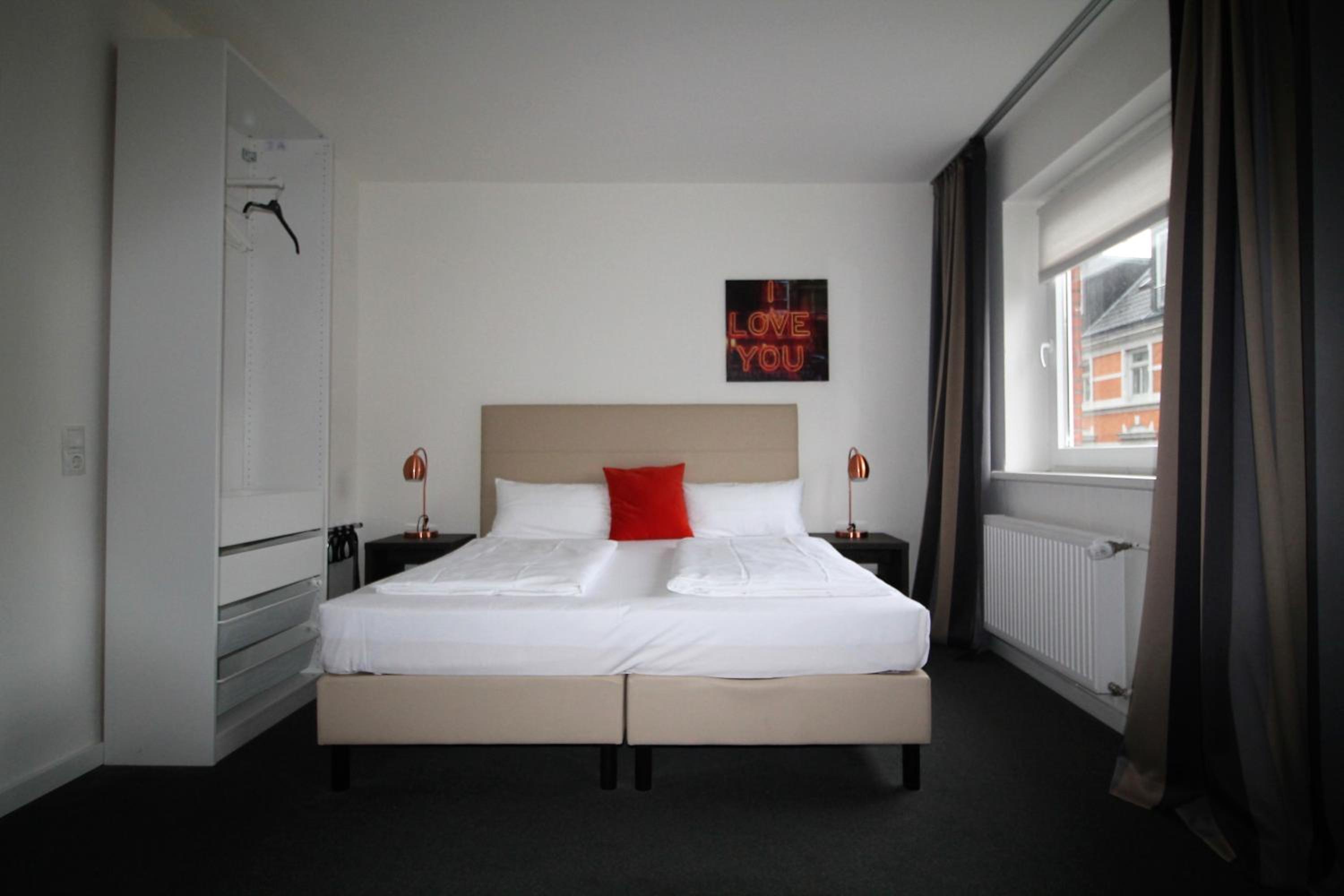 Large Double Room - Photo 1