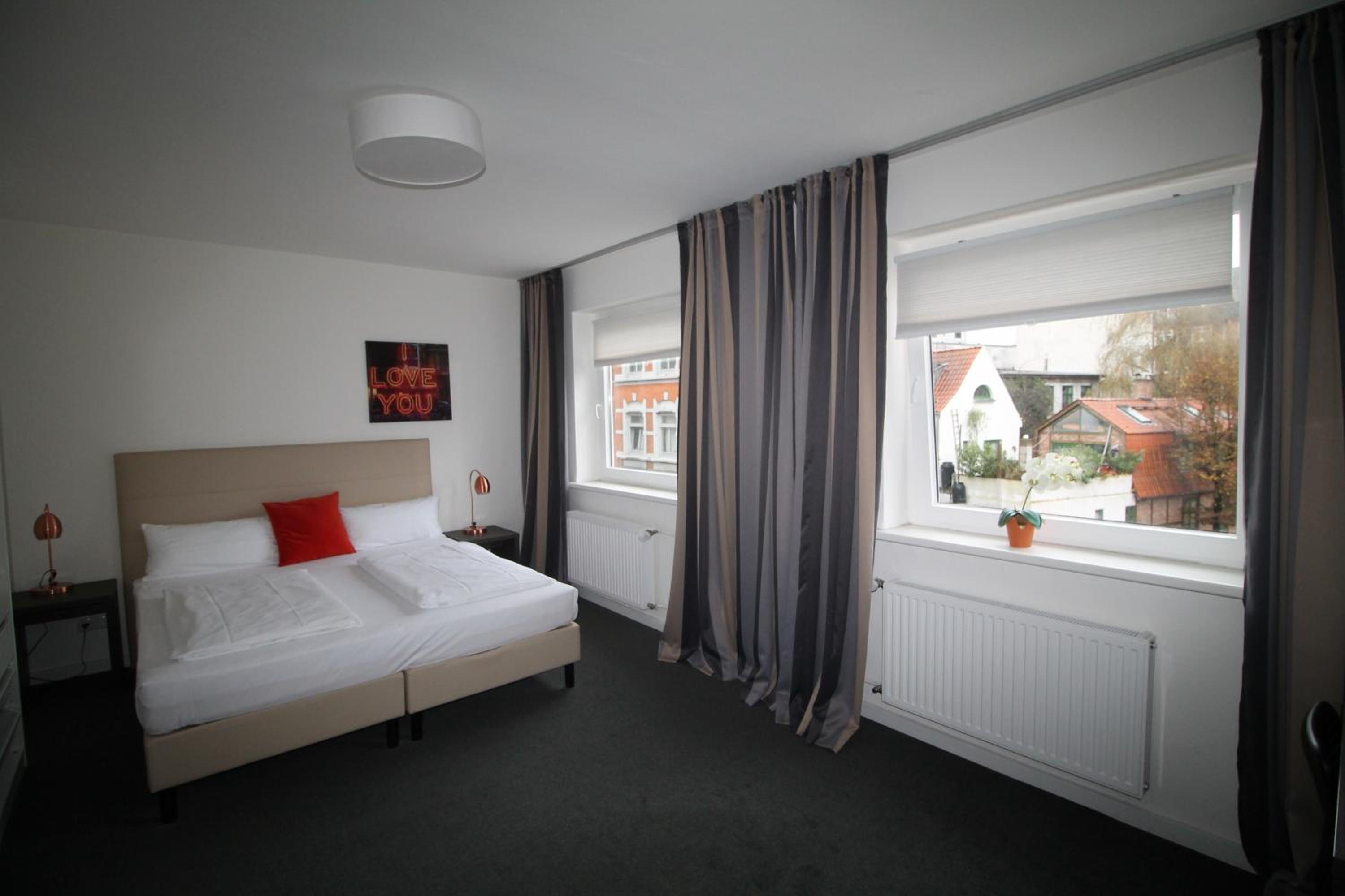 Large Double Room - Photo 3