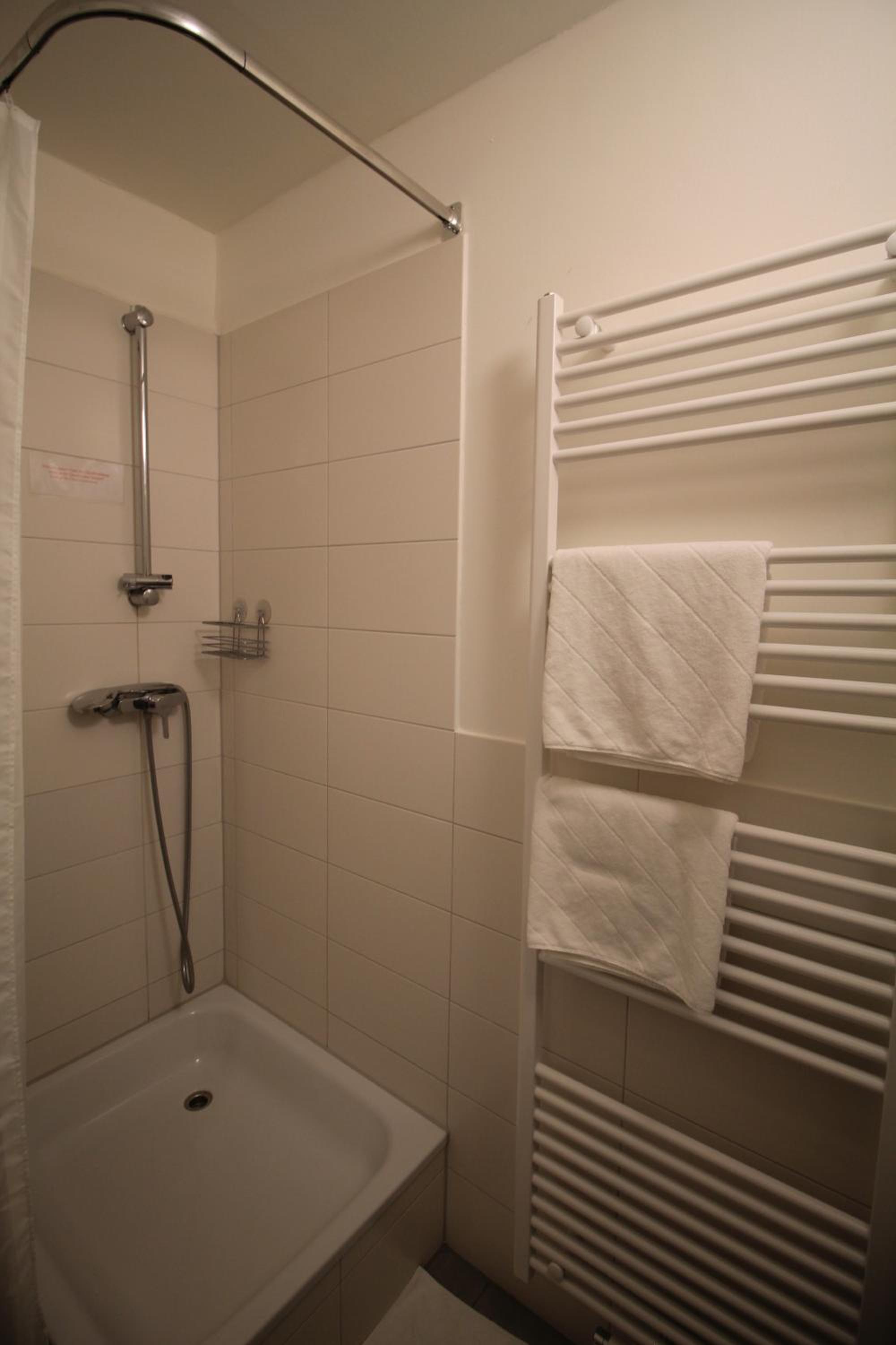 Small Double Room - Photo 4