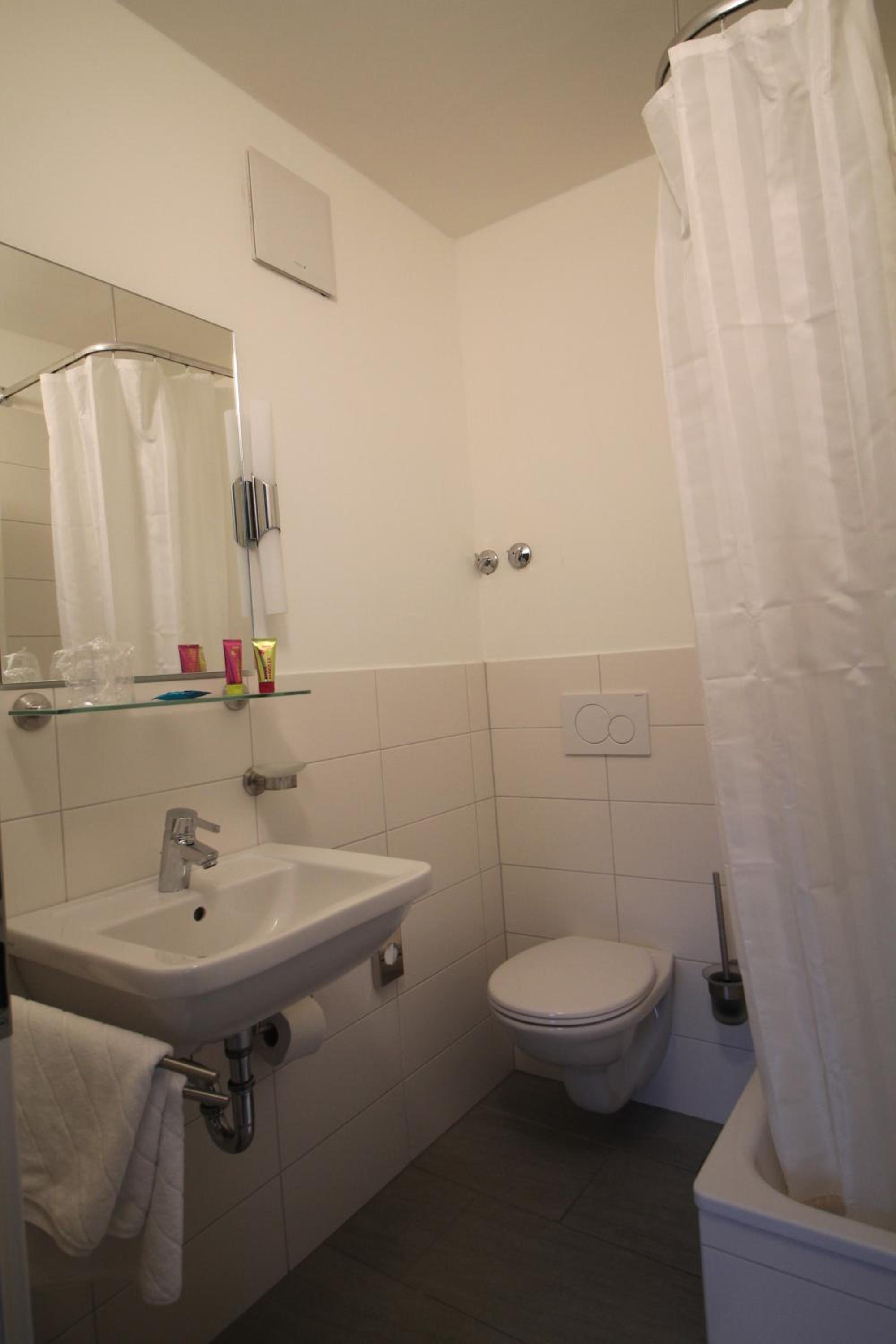 Small Double Room - Photo 5