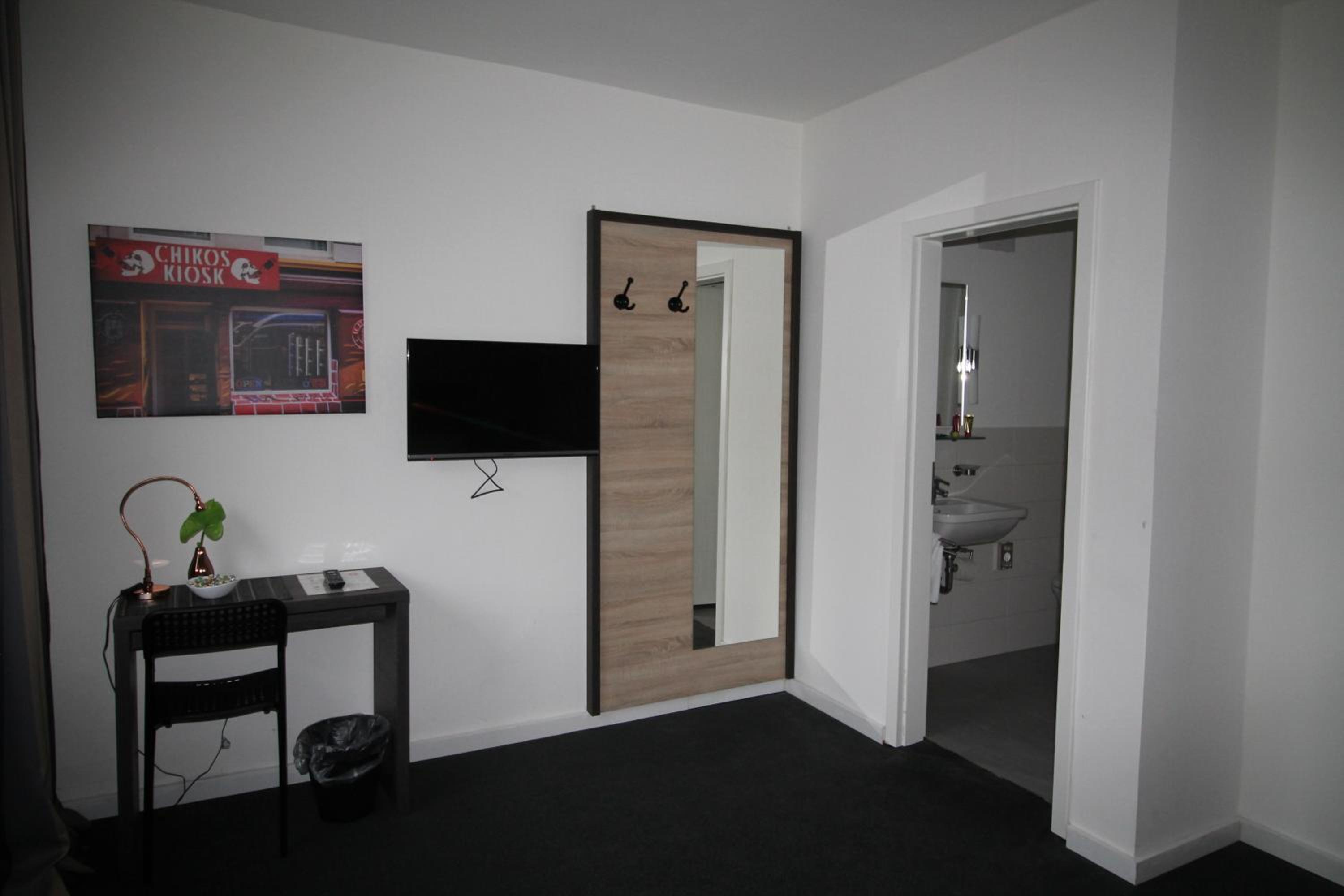 Large Double Room - Photo 2