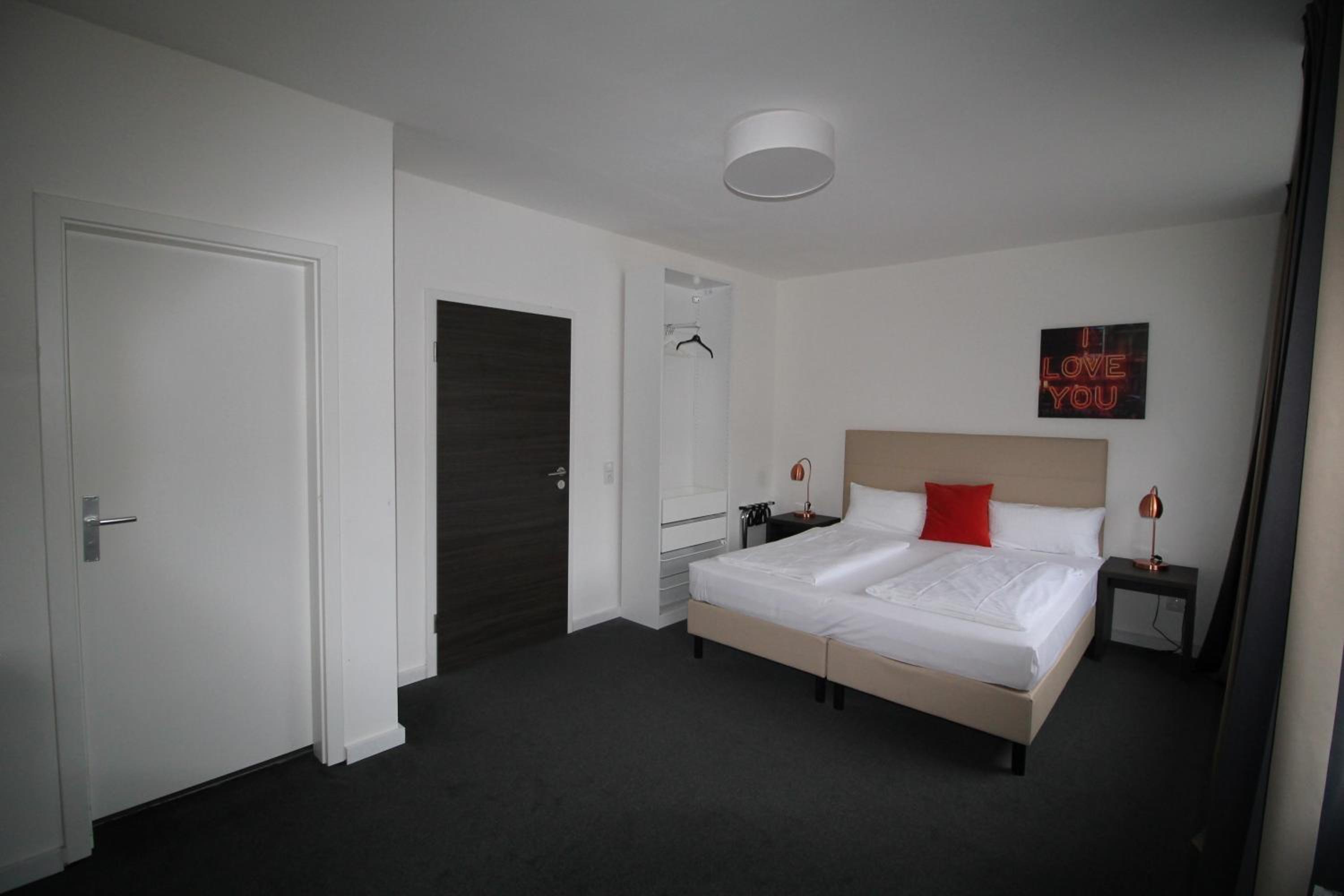 Large Double Room - Photo 5